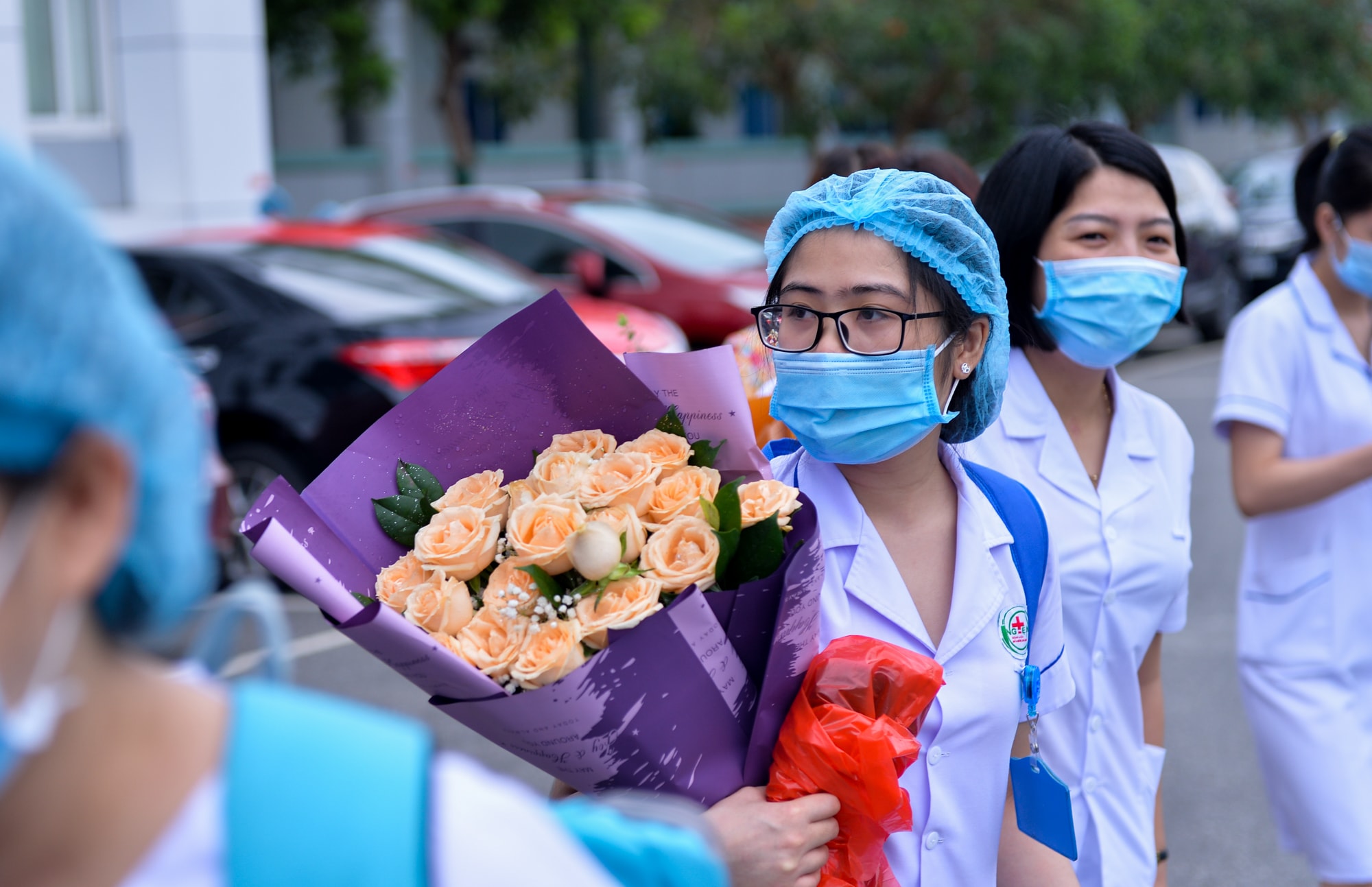 Trong sáng 8/6, Sở Y tế Nghệ An đã họp và quyết định cửa đoàn công tác tăng viện hỗ trợ Hà Tĩnh chống dịch. Đoàn công tác gồm có 52 người, trong đó có 50 cán bộ nhân viên y tế của Bệnh viện Hữu nghị Đa khoa Nghệ An và 2 cán bộ Trung tâm Kiểm soát Bệnh tật tỉnh. Ảnh: Thành Cường