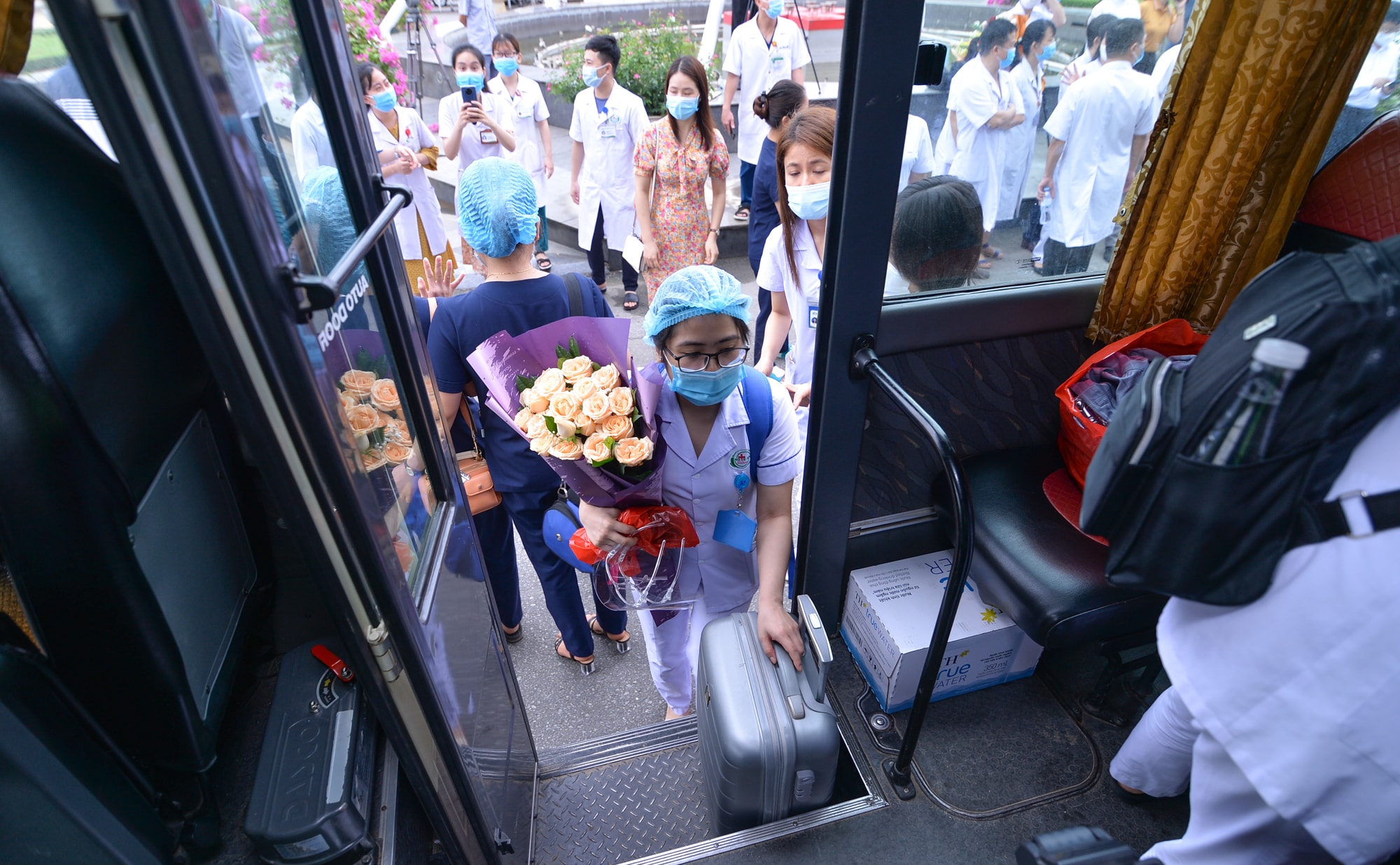 6 giờ sáng ngày 9/6, tại Bệnh viện Hữu nghị Đa khoa Nghệ An, ngành y tế Nghệ An tổ chức lễ xuất quân lên đường giúp đỡ tỉnh bạn chống dịch COVID-19. Ảnh: Thành Cường