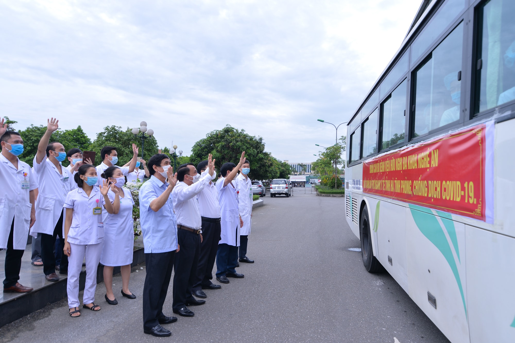 Lãnh đạo UBND tỉnh, Sở Y tế, Trung tâm Kiểm soát Bệnh tật tỉnh, Bệnh viện Hữu nghị Đa khoa tỉnh Nghệ An tiễn đoàn công tác ra trận; đặt niềm tin đoàn công tác sẽ làm tốt nhiệm vụ đặc biệt này. Ảnh: Thành Cường
