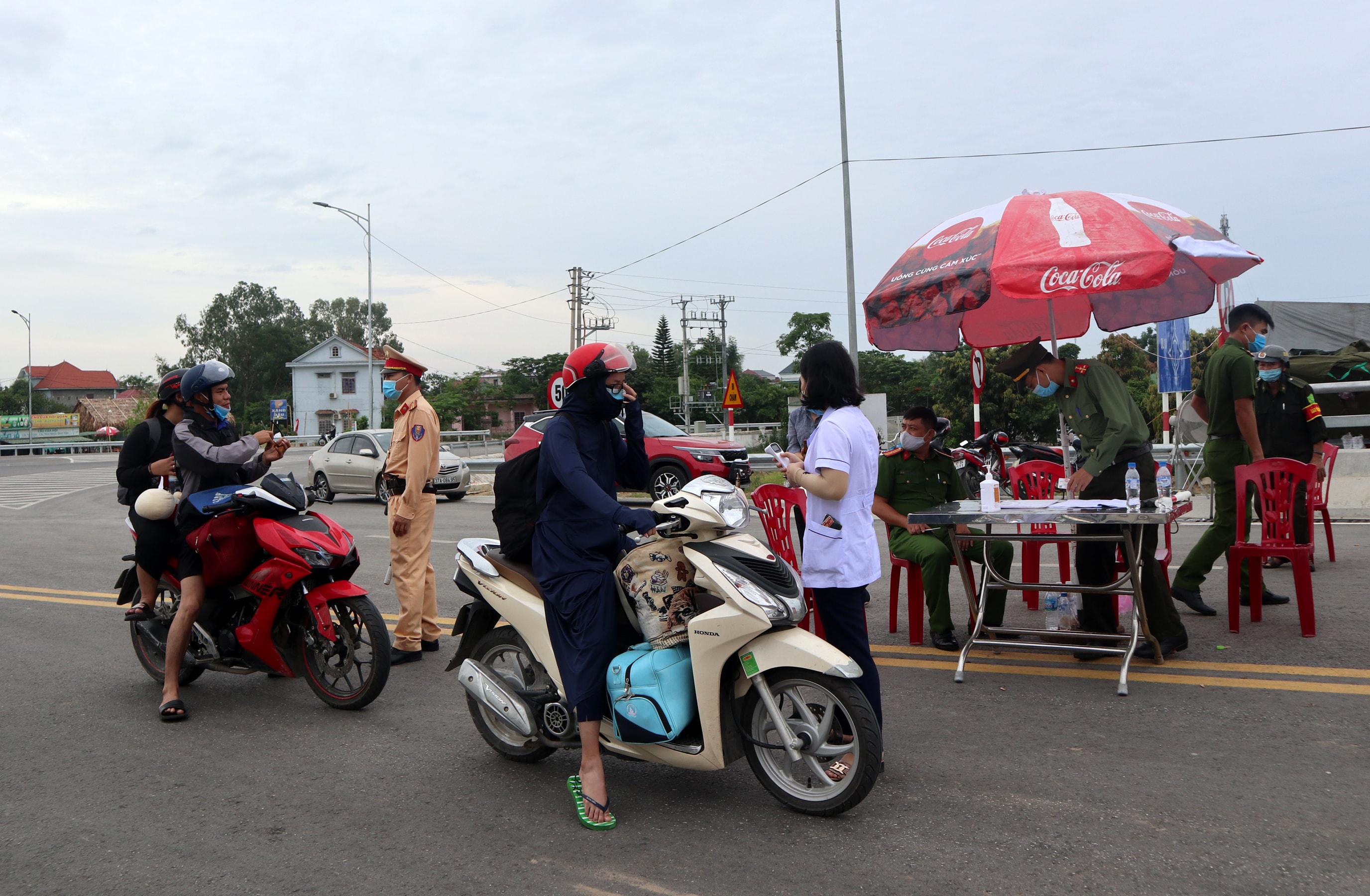 Thị xã Cửa Lò thành lập chốt chặn kiểm tra người, phương tiện lưu thông qua cầu Cửa Hội giữa hai tỉnh Nghệ An - Hà Tĩnh. Ảnh: Thu Huyền