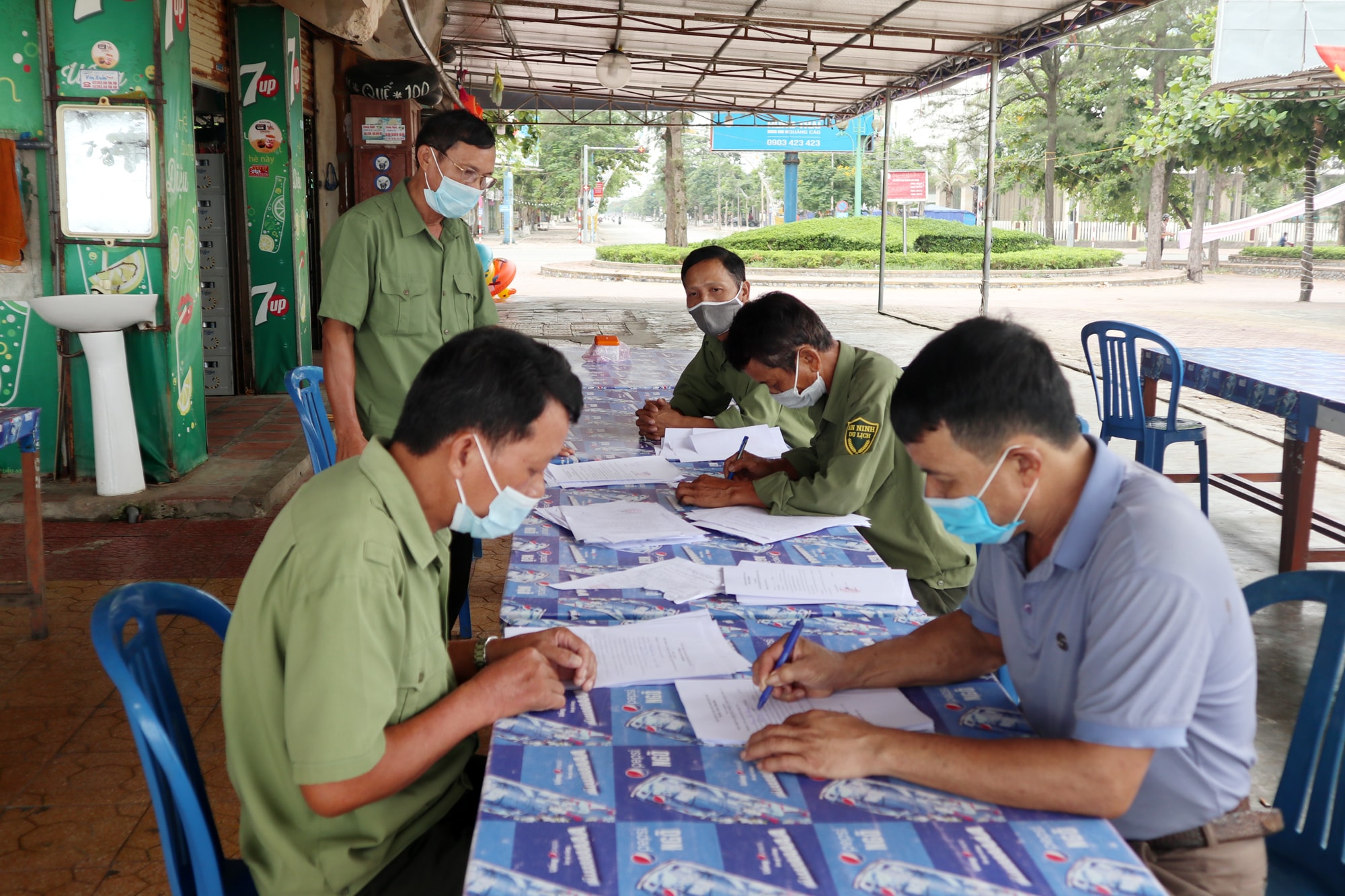 Chủ nhà hàng ký ở dọc biển ký cam kết đóng cửa, tạm dừng kinh doanh theo quy định. Ảnh: Thanh Phúc