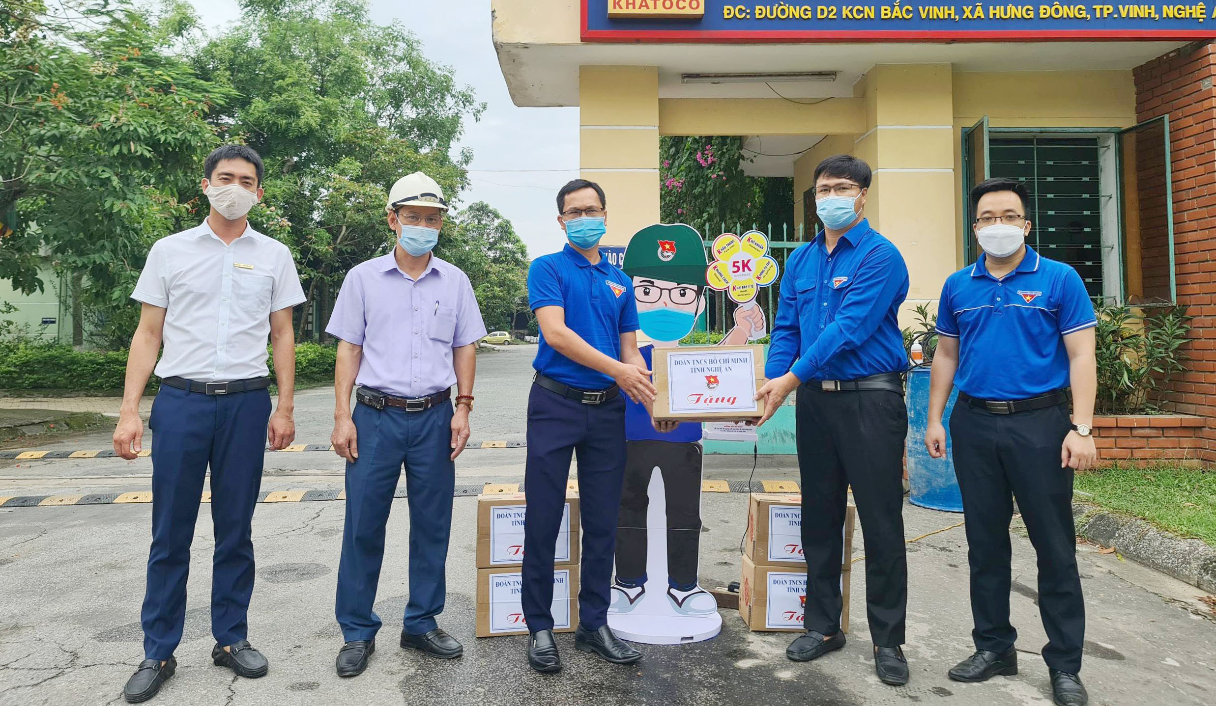 Đồng chí Phạm Văn Toàn –Phó Bí thư Tỉnh đoàn tặng 120 chai nước sát khuẩn cùng Đoàn khối Doanh nghiệp Tỉnh tặng mô hình Chibi tuyên truyền COVID-19 có hệ thống sát khuẩn tự động cho Đoàn Công ty CP Bao bì Tân Khánh An.