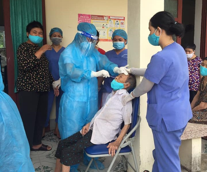 Nhân viên y tế Nghệ An chi viện cho Hà Tĩnh để tăng tốc lấy mẫu xét nghiệm. Ảnh: Văn Trung