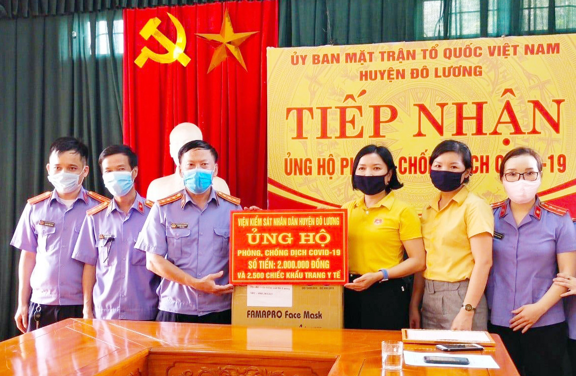 Ủy ban MTTQ huyện Đô Lương tiếp nhận tiền ủng hộ Quỹ phòng, chống dịch Covid-19 của các tổ chức, cá nhân trên địa bàn. Ảnh: CSCC