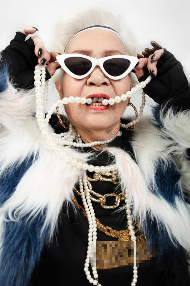 Trong bộ hình, bà ngoại 80 tuổi của nam rapper ăn diện đậm chất dân hiphop: Mặc từ vest đen đến vest vàng, đeo kính hầm hố, phối giày sneaker với đủ các loại phụ kiện thời thượng. 
