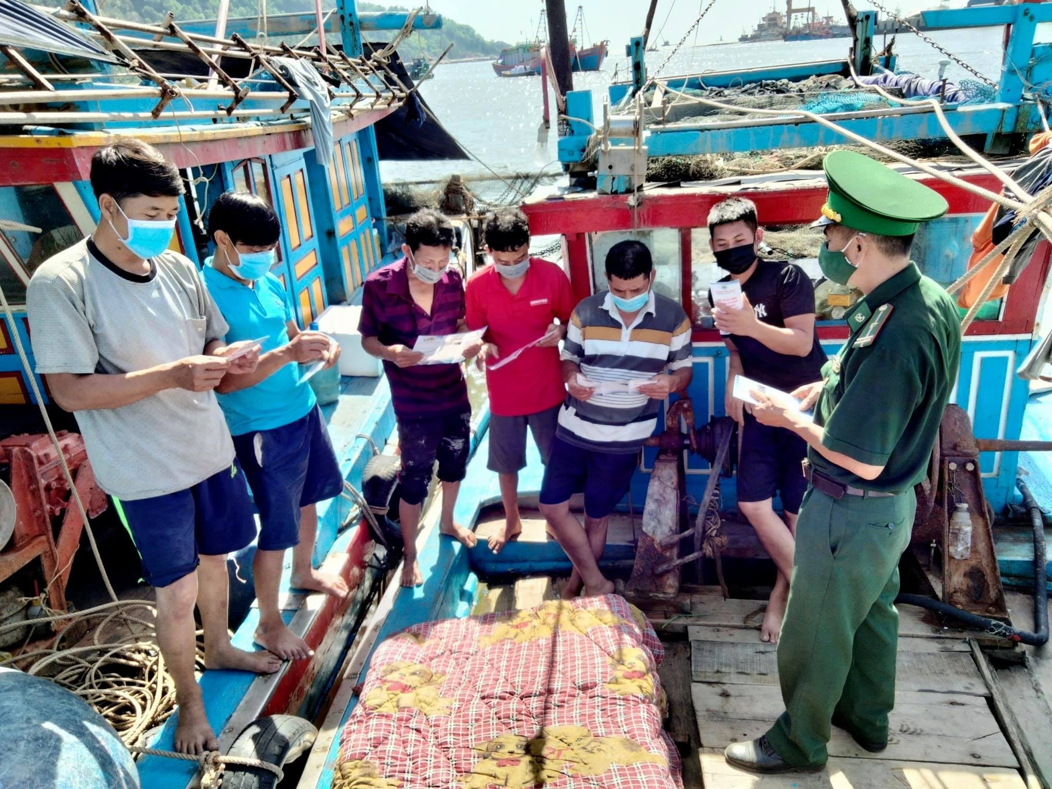 Đồn Biên phòng Cửa khẩu Cảng Cửa Lò - Bến Thủy phối hợp với lực lượng chức năng tuyên truyền phòng, chống dịch Covid-19 cho ngư dân. Ảnh: P.V