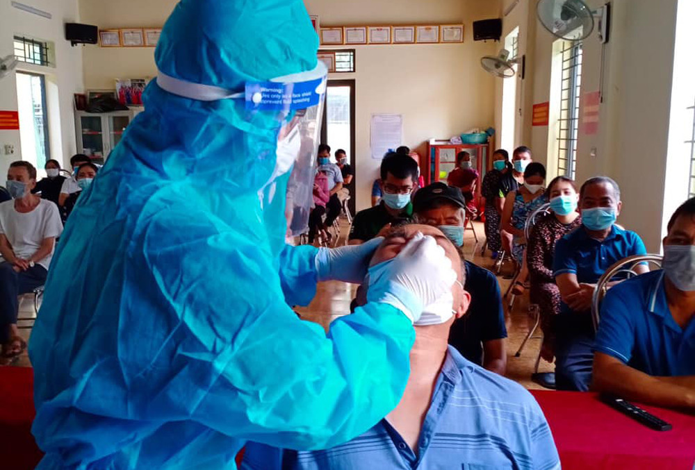 Cán bộ y tế Nghệ An hỗ trợ tỉnh Hà Tĩnh trong công tác lấy mẫu xét nghiệm cho người dân. Ảnh: CDC Nghệ An