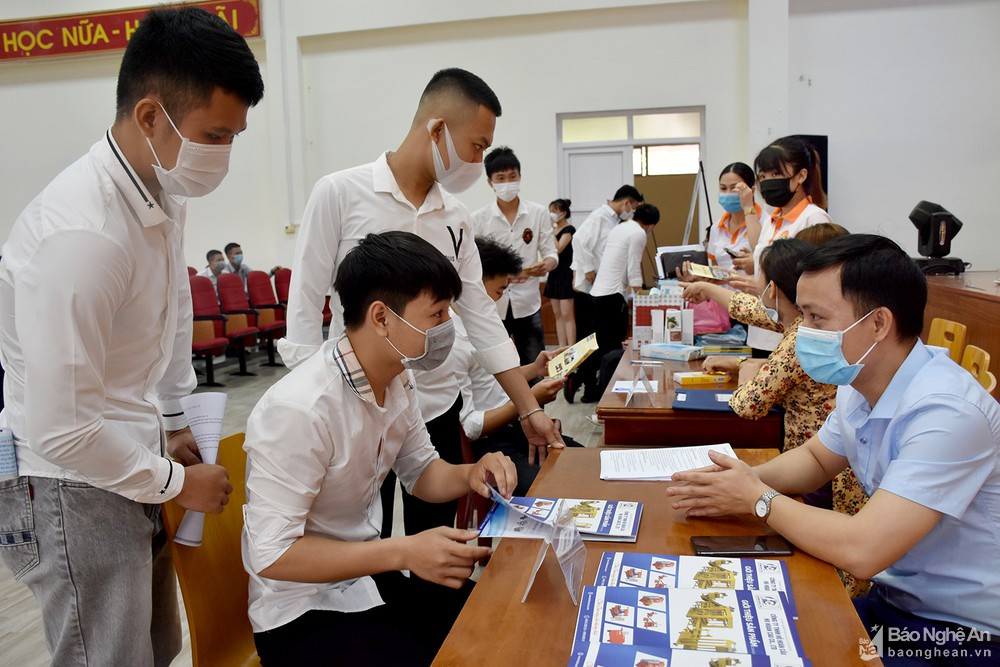 Trường Cao đẳng Việt Hàn tổ chức trao Bằng tốt nghiệp cho học sinh kết hợp kết nối cung cầu với các đơn vị sử dụng lao động nên tỷ lệ giải quyết việc làm cho các em luôn đạt từ 98-100% sau khi Tốt nghiệp.Ảnh: Tư liệu