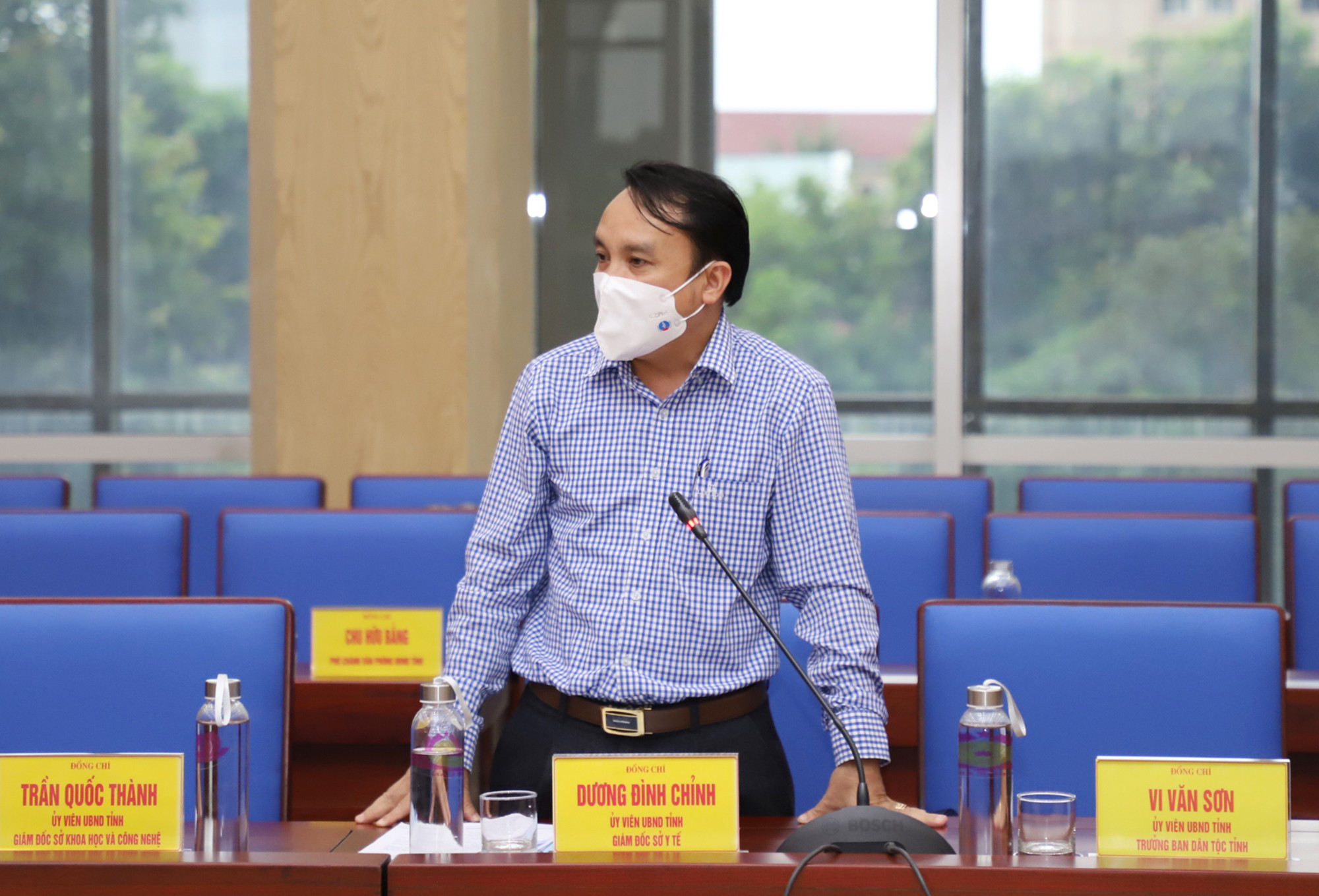 Đồng chí Dương Đình Chỉnh - Giám đốc Sở Y tế  phát biểu tại cuộc họp. Ảnh: Phạm Bằng