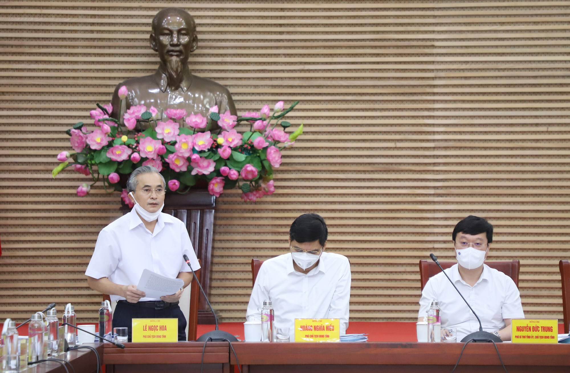 Phó chủ tịch UBND tỉnh Lê Ngọc Hoa phát biểu tại phiên họp. Ảnh: Phạm Bằng