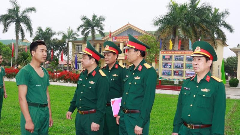 Đại tá Nguyễn Ngọc Hà, UVBTV Tỉnh ủy, Chỉ huy trưởng Bộ CHQS tỉnh kiểm tra công tác huấn luyện chiến sỹ mới tại Tiểu đoàn 41 Trung đoàn 764. Ảnh: Trọng Kiên