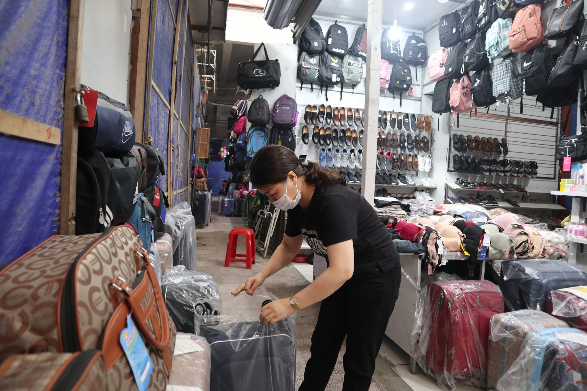 Ế ẩm, chị Loan, tiểu thương chợ Ga Vinh buộc phải cho 2 nhân viên nghỉ việc, tự mình dọn hàng, bán hàng và ship hàng khi khách có nhu cầu. Ảnh: Thanh Phúc