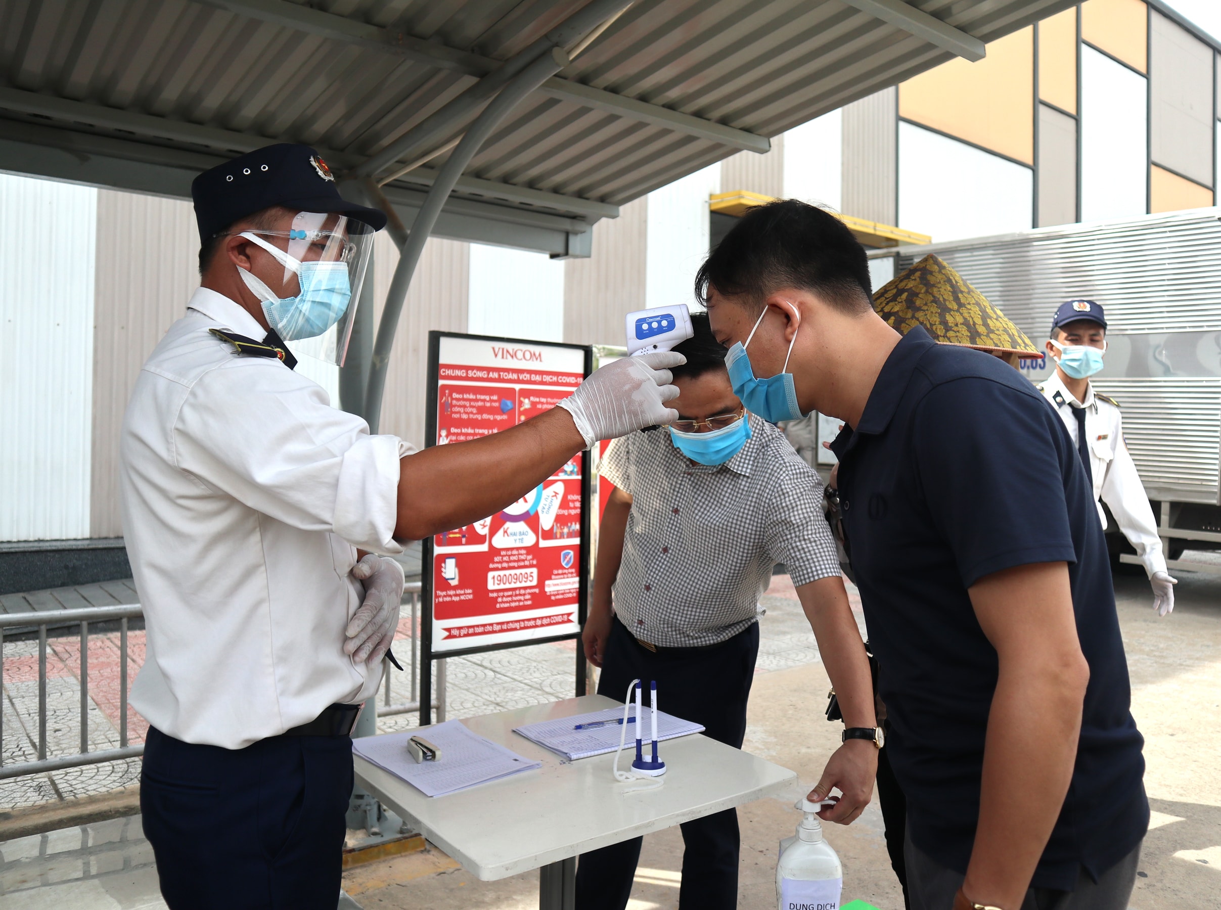 Việc phòng chống dịch ở các trung tâm thương mại được thắt chặt, khách hàng được đo thân nhiệt, rửa tay sát khuẩn và bắt buộc đeo khẩu trang khi vào mua sắm. Ảnh: Thanh Phúc