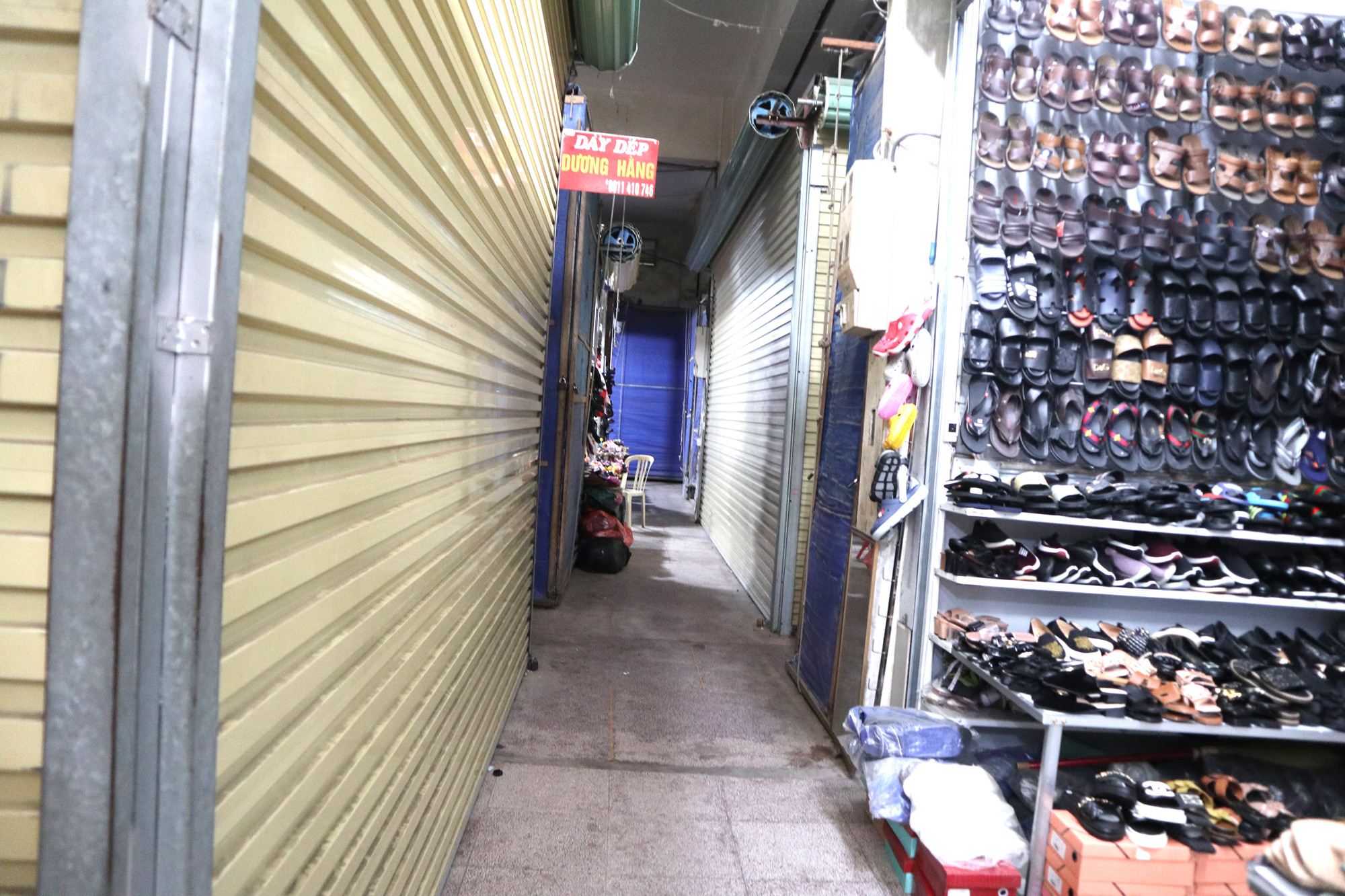 800/1.700 ki -ốt ở chợ Ga Vinh buộc phải đóng cửa do kinh doanh ế ẩm, tiểu thương thua lỗ. Ảnh: Thanh Phúc