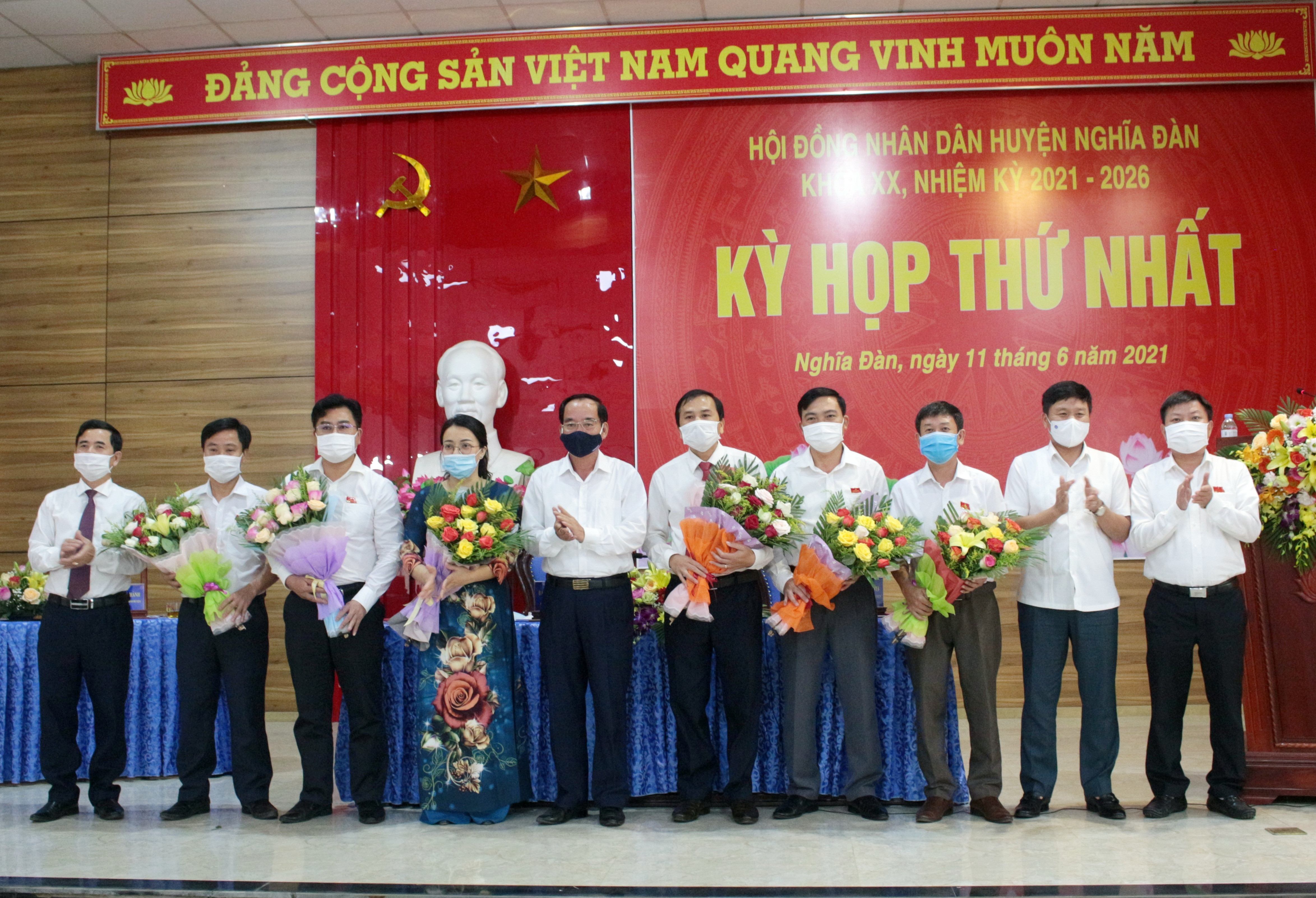 Đồng chí Hoàng Viết Đường – Phó Chủ tịch HĐND tỉnh dự kỳ họp và tặng hoa cho những đồng chí được HĐND huyện Nghĩa Đàn bầu giữ các chức danh nhiệm kỳ mới. Ảnh Thái Trường