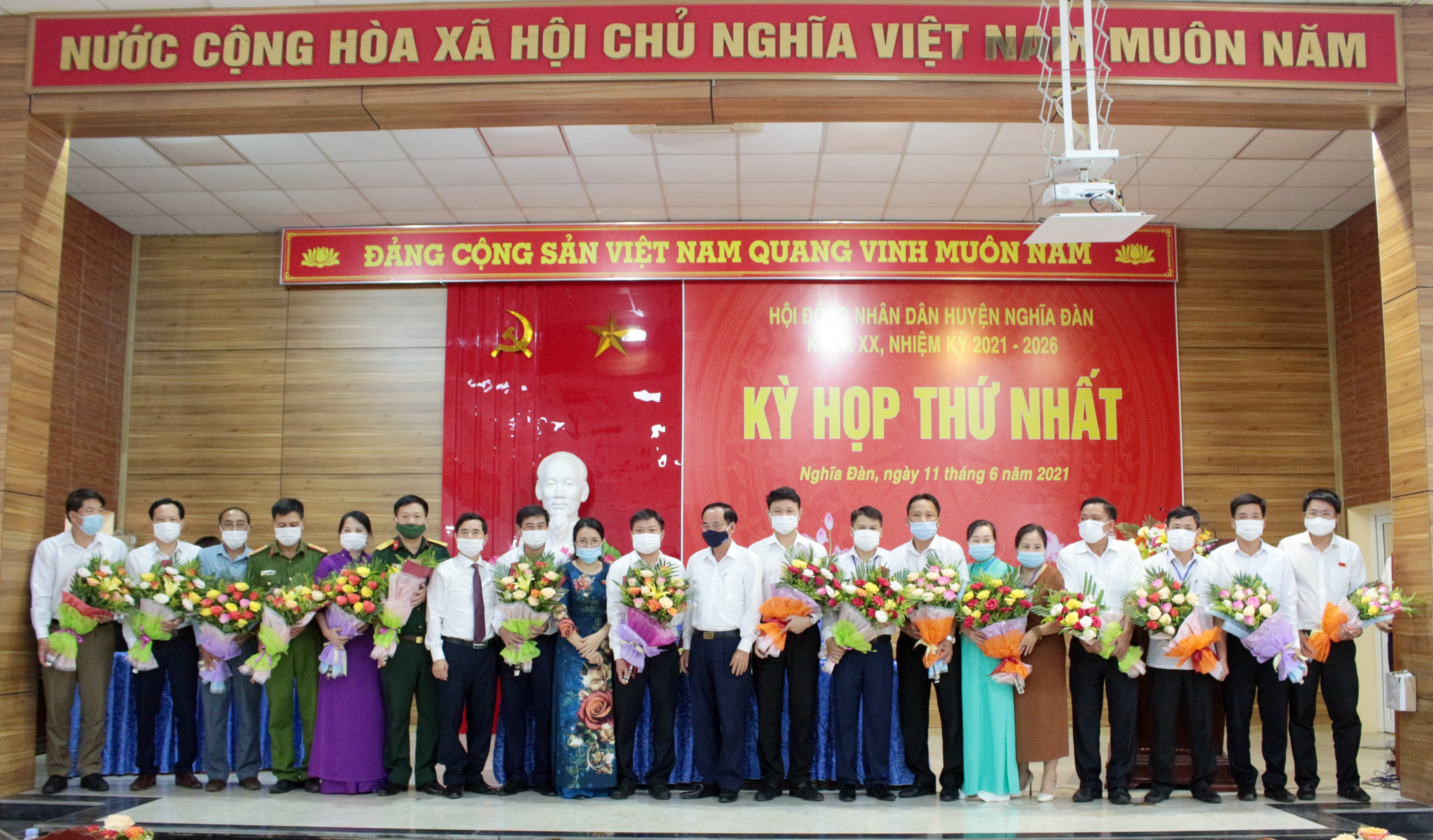 Lãnh đạo HĐND tỉnh và HĐND huyện Nghĩa Đàn tặng hoa các đồng chí được bầu làm thành viên UBND huyện, nhiệm kỳ 2021-2026. Ảnh Thái Trường