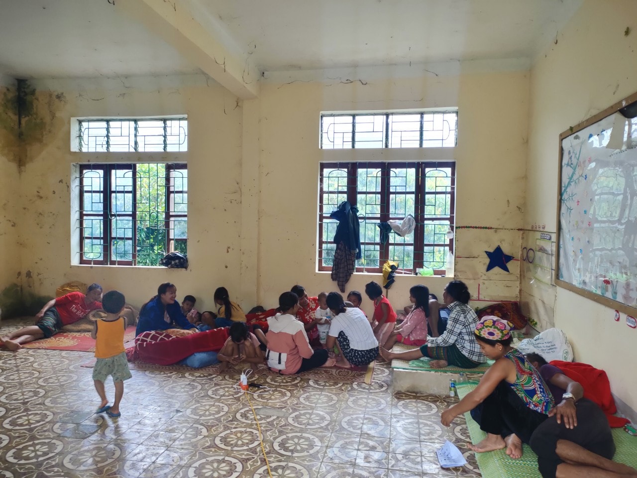 Các hộ dân bản Nam tiến 2 về trú tránh tại trường Mầm non.