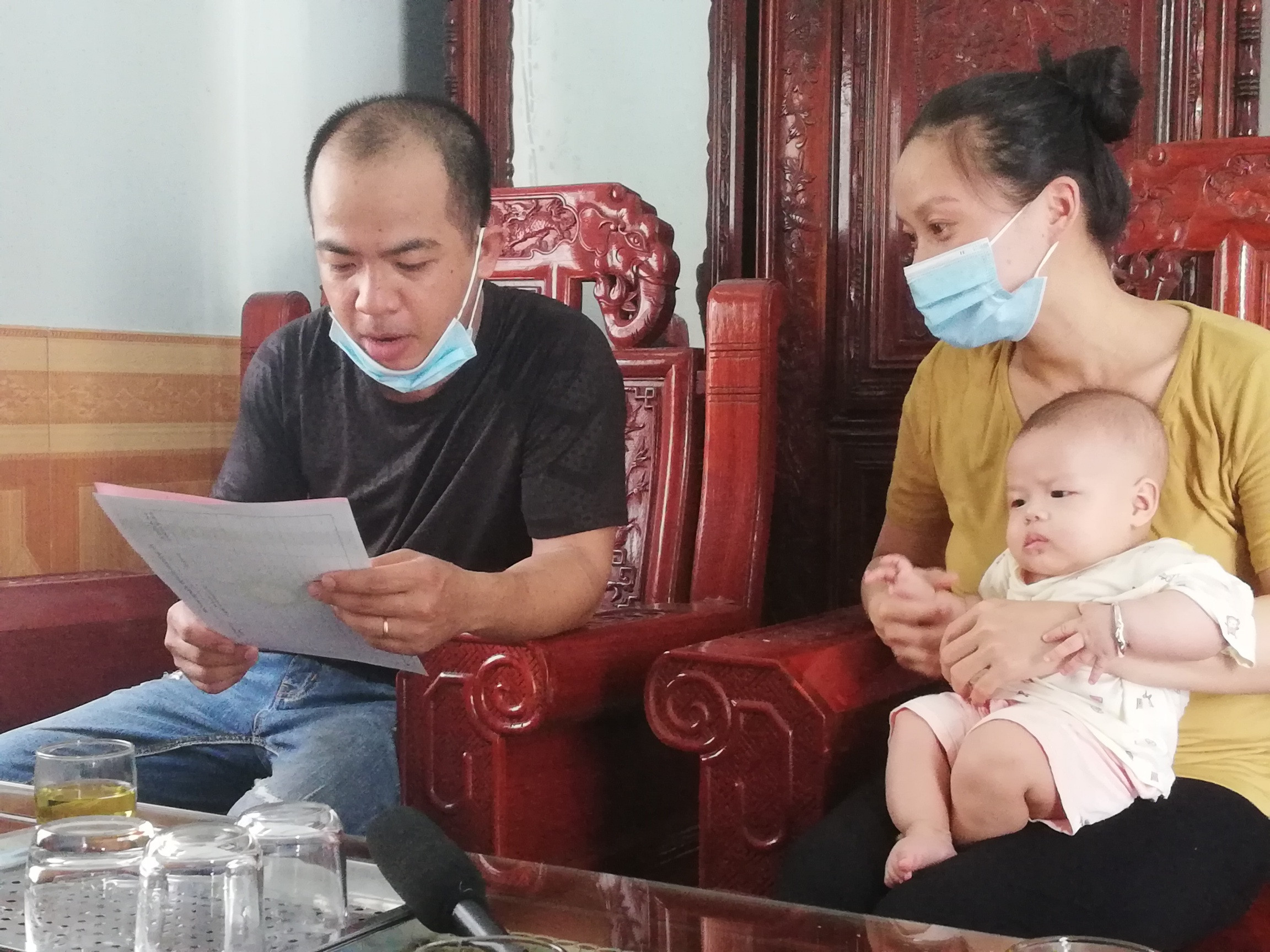 Gia đình chị Đinh Thị Hằng vui mừng khi nhận được bức thư chúc mừng của chính quyền xã khi sinh con gái đầu lòng