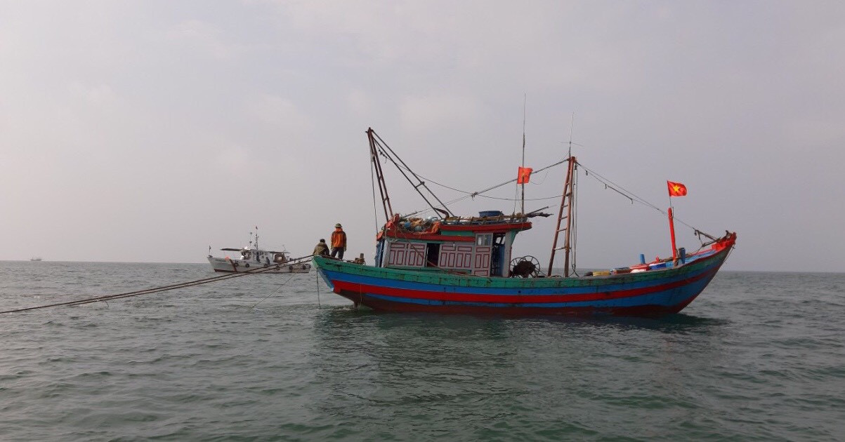 Kiểm ngư Nghệ An áp tải một tàu cá về Cảng Lạch Cờn để bàn giao cho Đồn BP Quỳnh Phương xử lý theo quy chế phối hợp. Ảnh: N.H