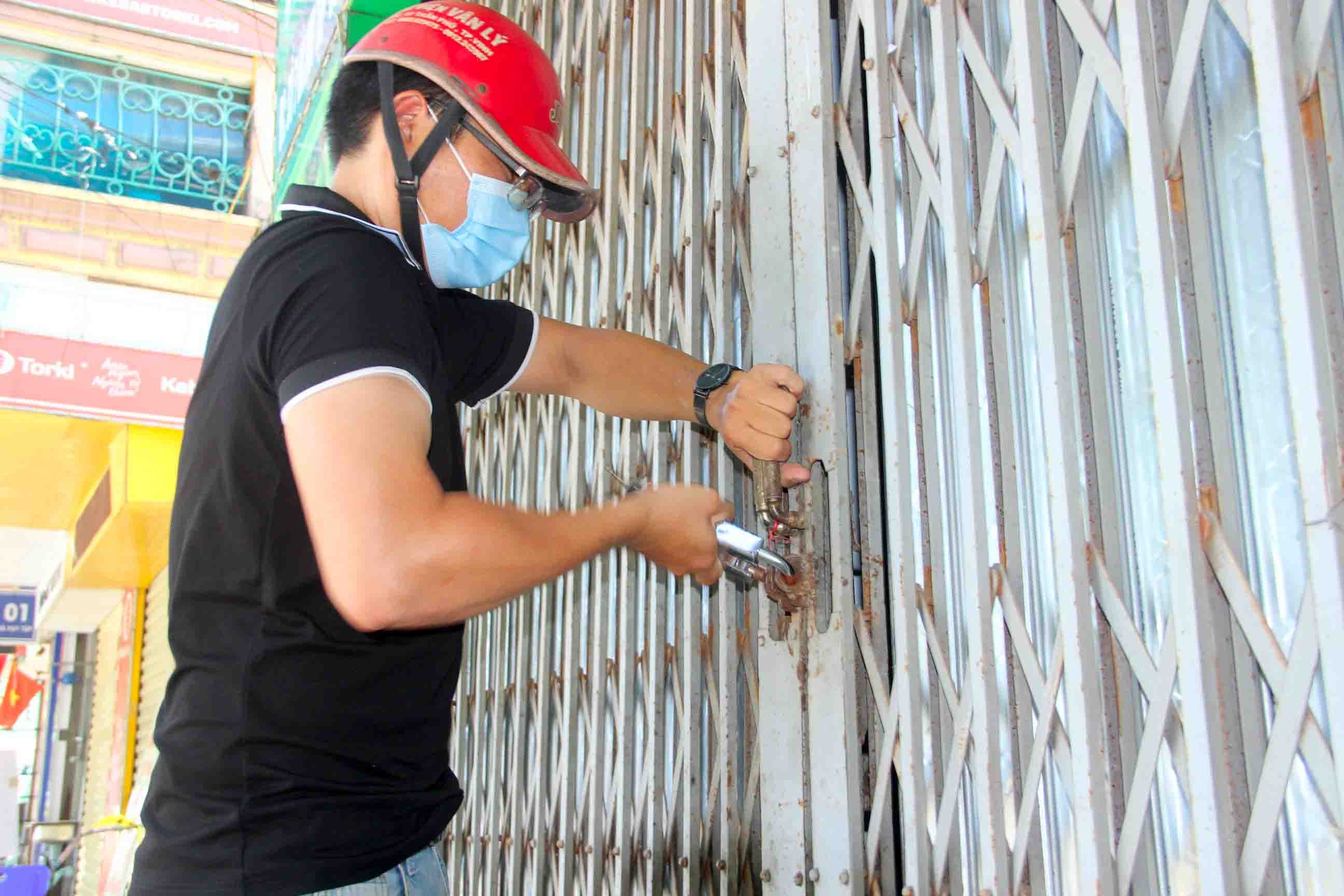 Anh Nguyễn Thái Học, chủ cửa hàng hoa quả tại phường Hà Huy Tập tự giác đóng cửa hàng, nghỉ bán để đảm bảo an toàn. Ảnh: Quang An