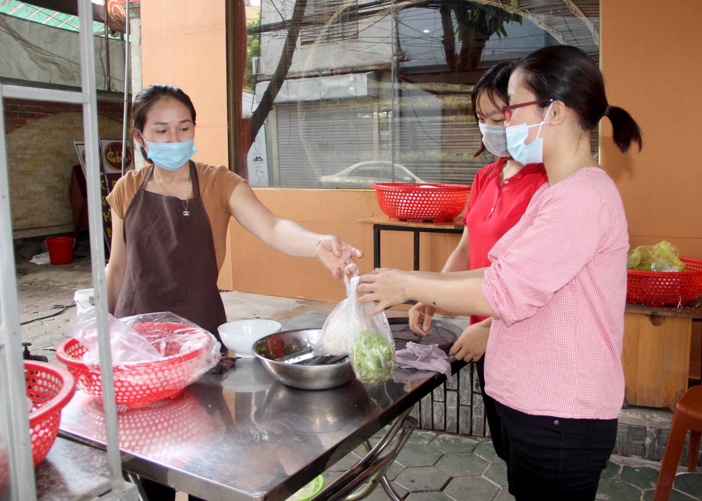 Người dân TP.Vinh chấp hành nghiêm việc bán hàng mang về, không ăn uống tại chỗ theo chỉ đạo. Ảnh: Quang An