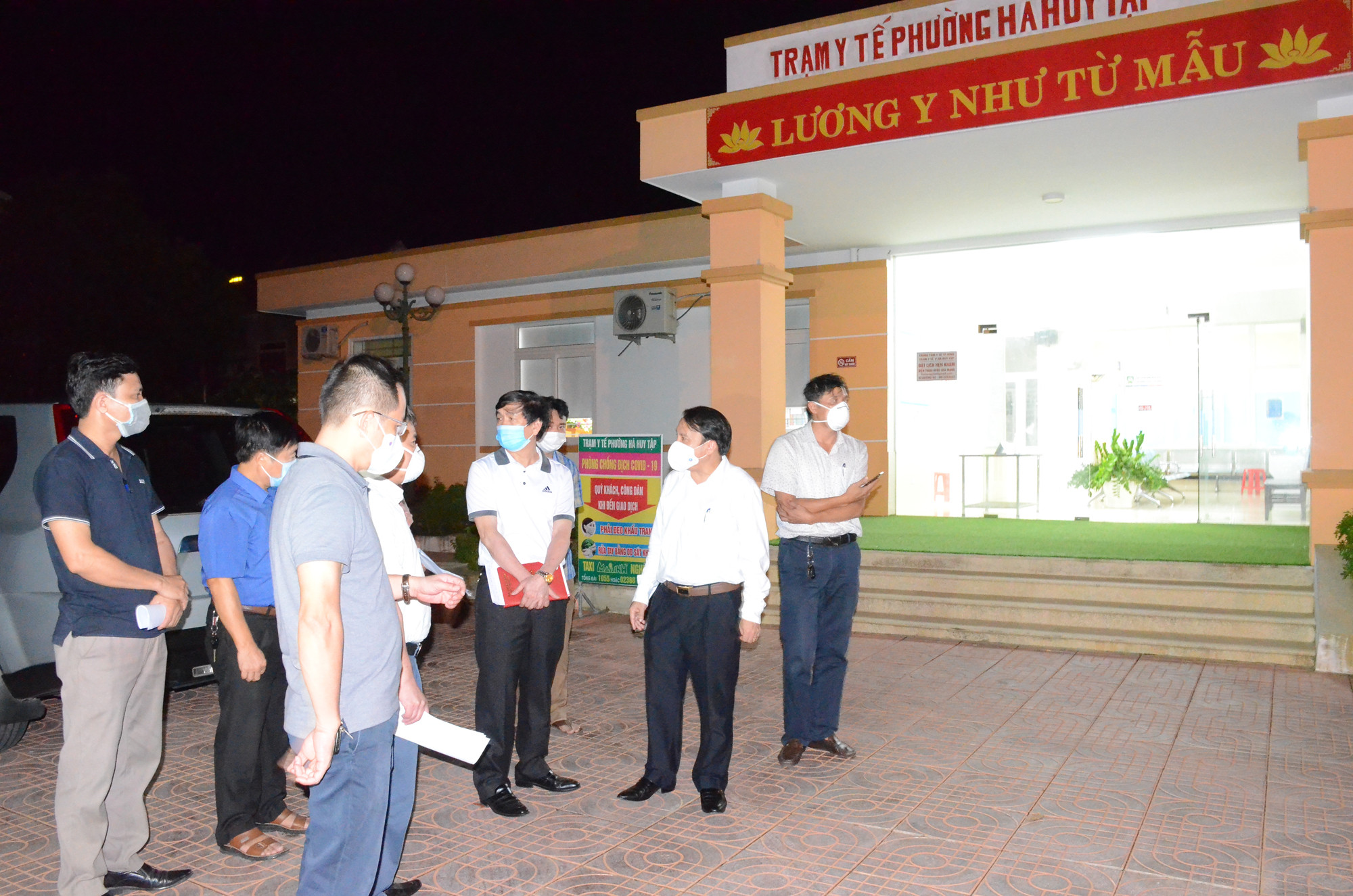 Ban Chỉ đạo Phòng chống dịch COVID-19 tỉnh Nghệ An kiểm tra tại Trạm Y tế phường Hà Huy Tập nơi đang cách ly ca bệnh N.T.M. Ảnh: Thành Chung