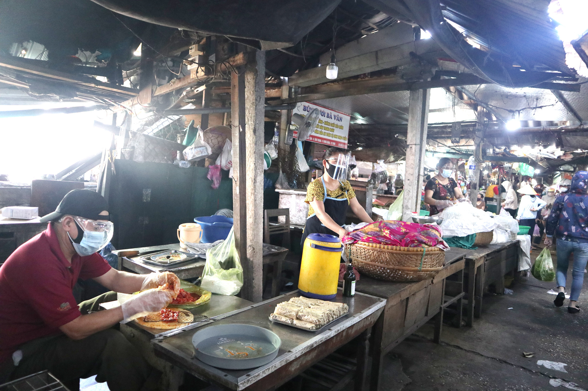 Ở các chợ dân sinh, công tác phòng dịch được thắt chặt. Tại chợ Hưng Dũng, 60% tiểu thương trang bị kính chống giọt bắn. Ảnh: Thanh Phúc