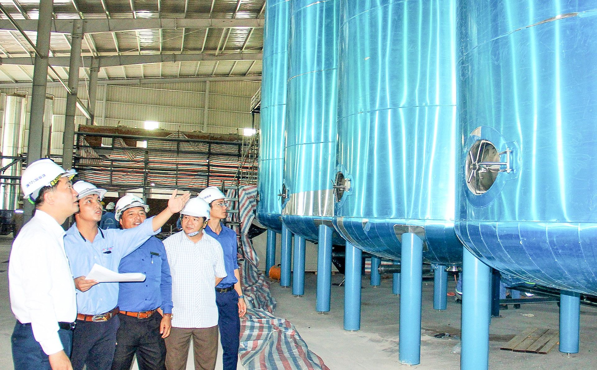 Lãnh đạo huyện Anh Sơn kiểm tra dự án đầu tư giai đoạn 2, Nhà máy Chế biến tinh bột sắn Hoa Sơn. Ảnh: H.V