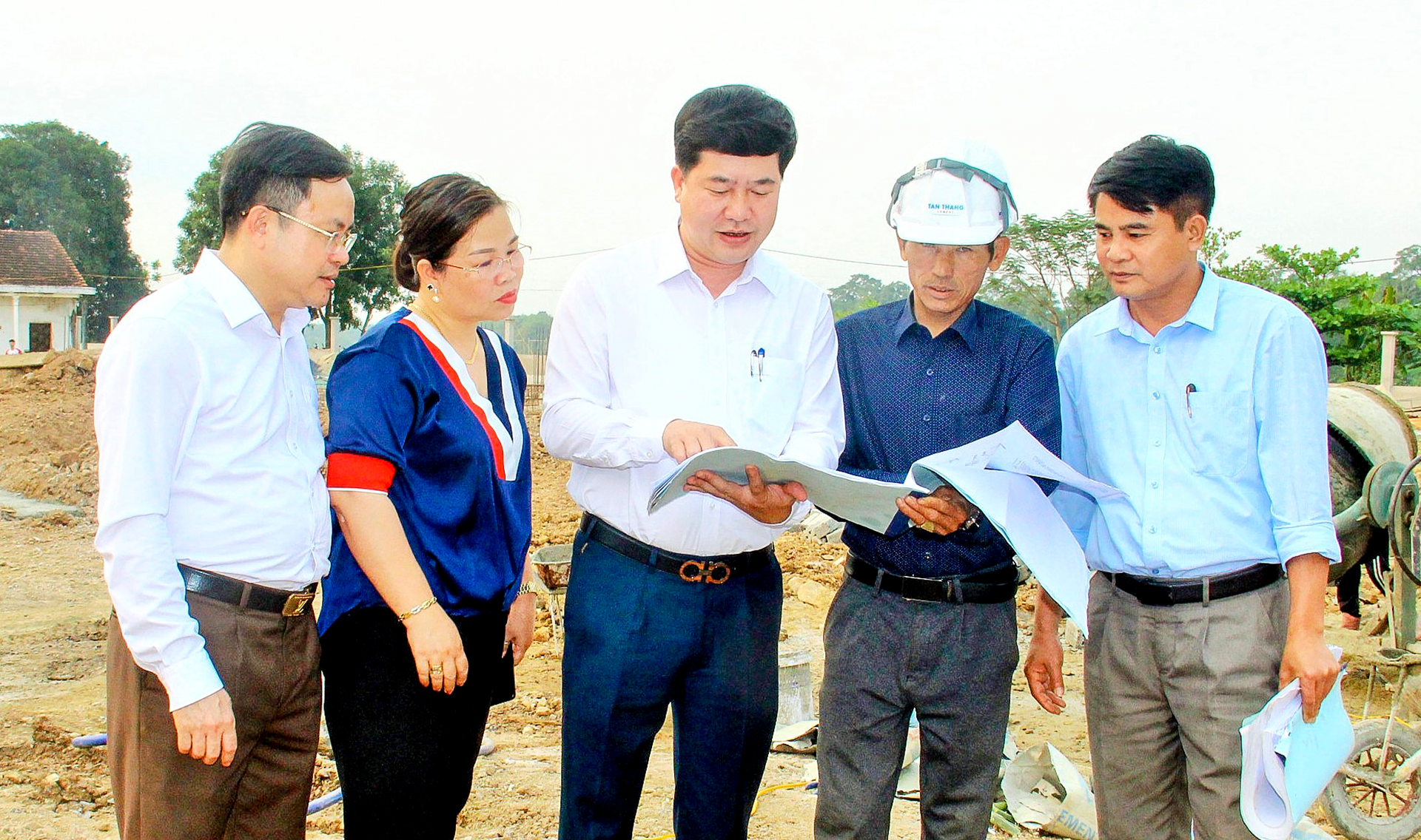 Đồng chí Nguyễn Hữu Sáng - Ủy viên BCH Đảng bộ tỉnh, Bí thư Huyện ủy Anh Sơn kiểm tra tiến độ dự án đầu tư trên địa bàn. Ảnh: H.V
