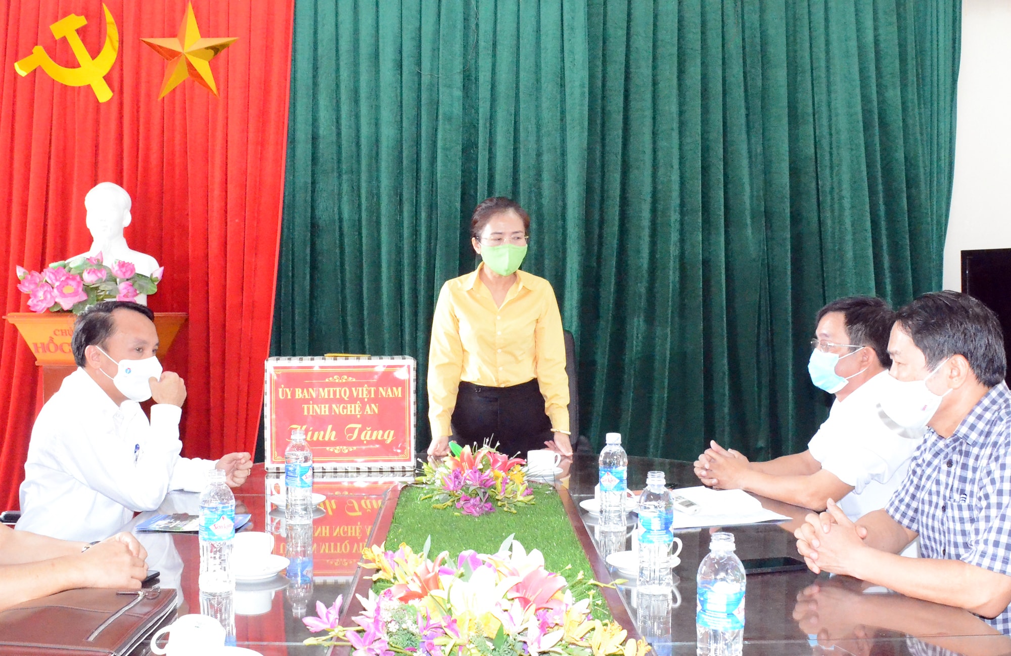 Đồng chí Võ Thị Minh Sinh gửi lời chúc sức khỏe, hạnh phúc; mong muốn cán bộ y tế thành phố Vinh tiếp tục chiến đấu, thực hiện tốt các nội dung phòng chống dịch. Ảnh: Thành Chung