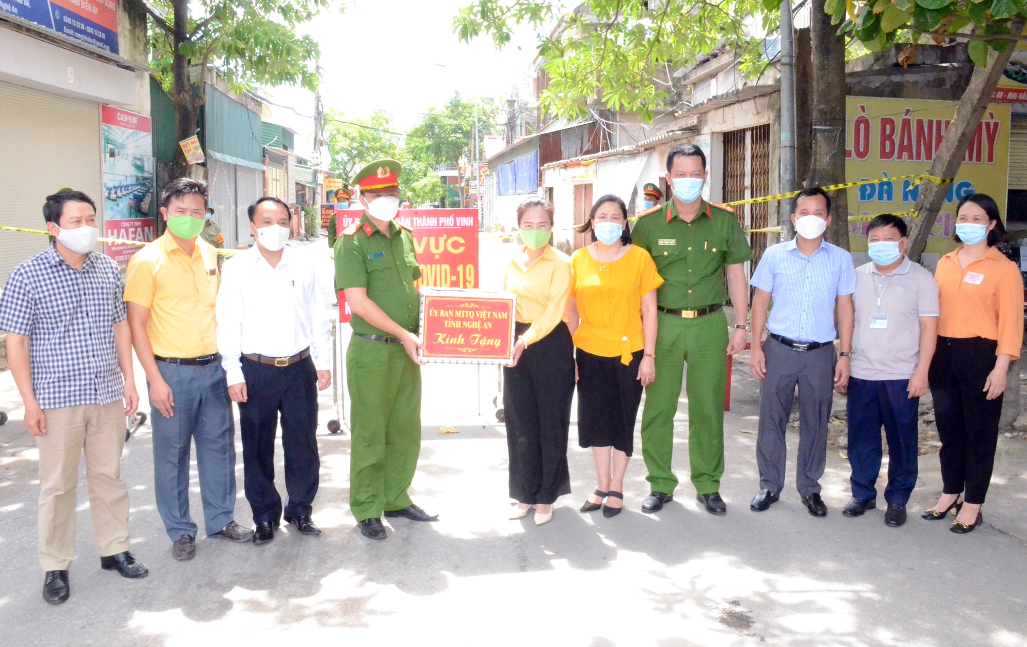 Thăm, tặng quà cho Công an thành phố Vinh và lực lượng phòng chống dịch ở phường Hà Huy Tập. Ảnh: Thành Chung