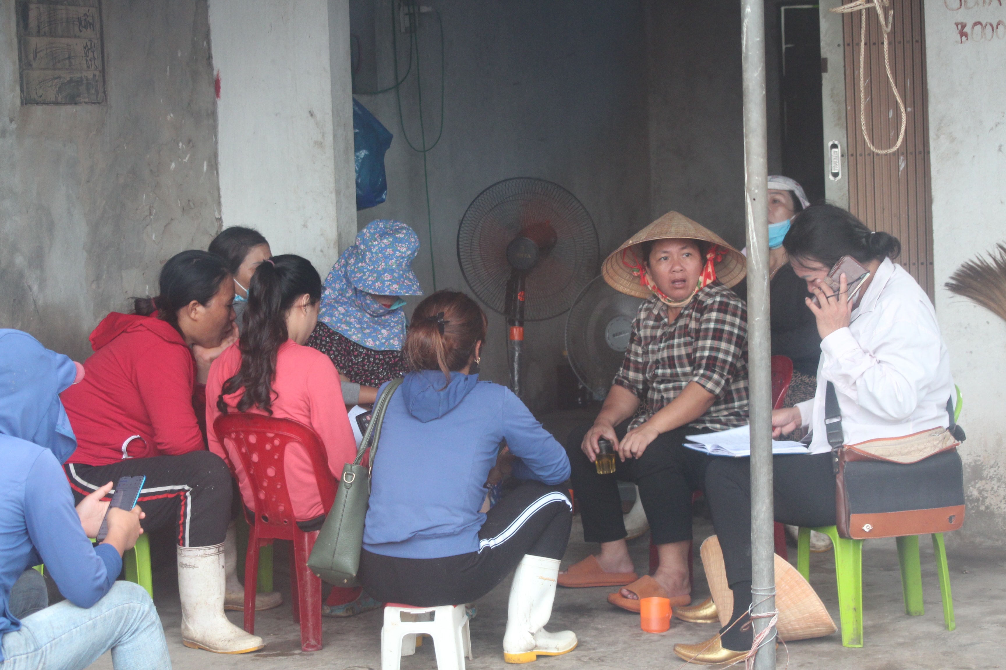 Các thương lái sau khi thu mua hải sản tại cảng cá xong cũng tập trung thành nhóm và không đeo khẩu trang phòng chống dịch bệnh.