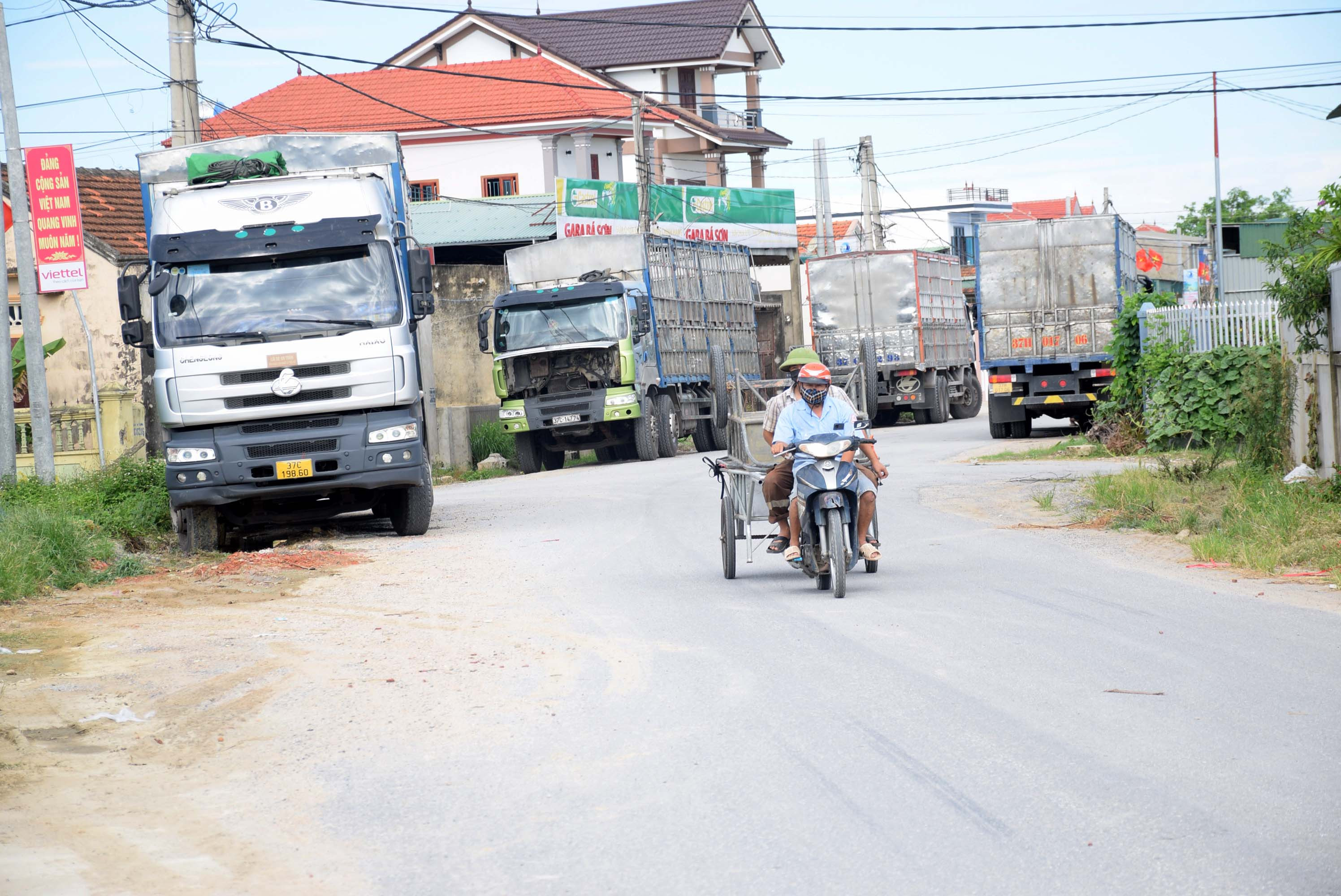 Hàng loạt xe ô tô trọng tải lớn trên địa bàn các xã bãi ngang của huyện Quỳnh Lưu tạm ngừng hoạt động, vì hàng hóa khó tiêu thụ. Ảnh: Xuân Hoàng