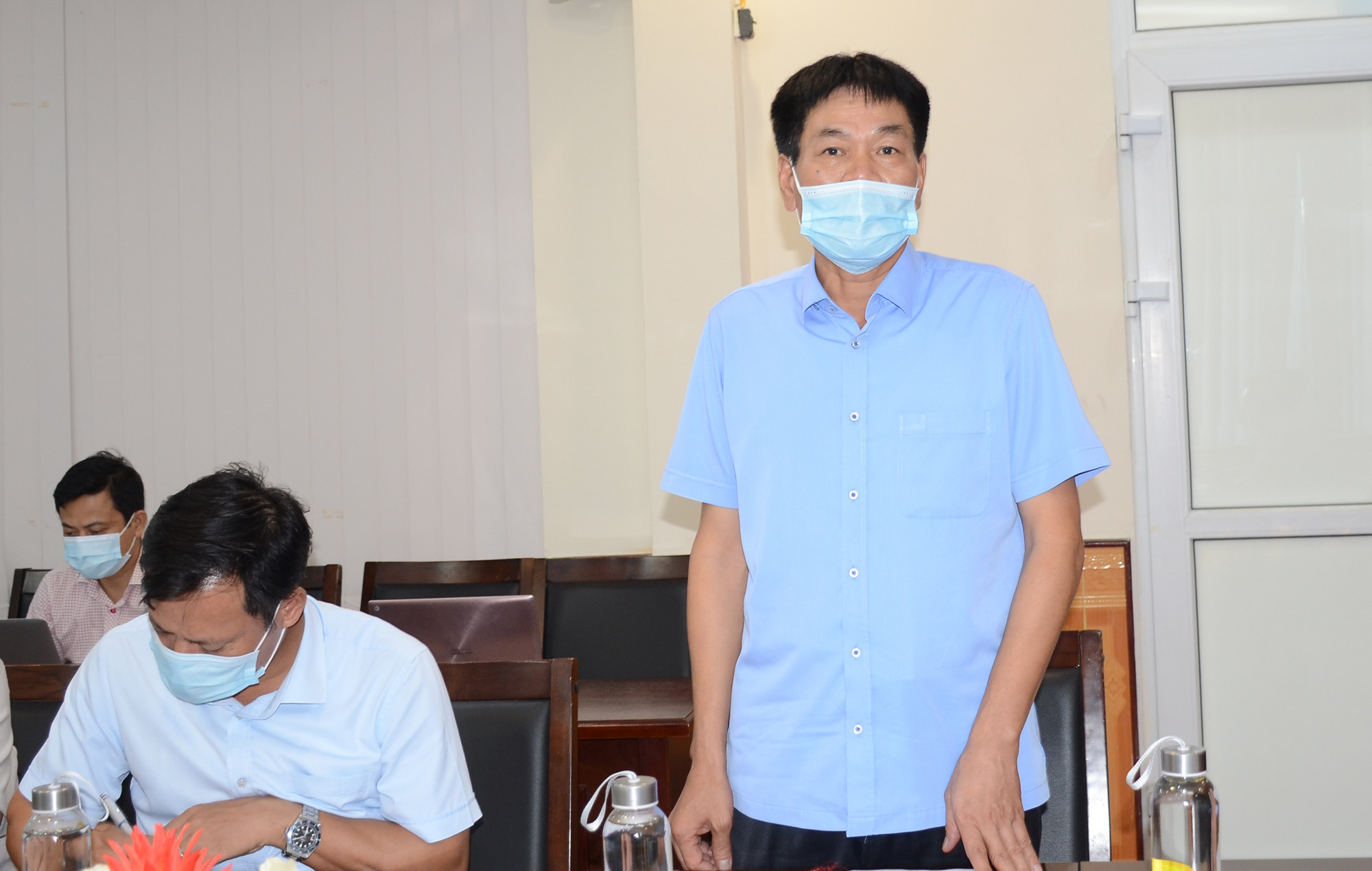 Đồng chí Tăng Xuân Luyện, Chủ tịch UBND huyện Diễn Châu Châu báo cáo kết quả điều tra, truy vết. Ảnh: Thành Chung