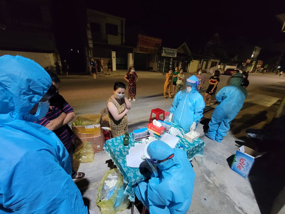 Cán bộ y tế khẩn trương lấy mẫu ngay trong đêm khi phát hiện ca bệnh ở phường Hưng Dũng. Ảnh Sách Nguyễn