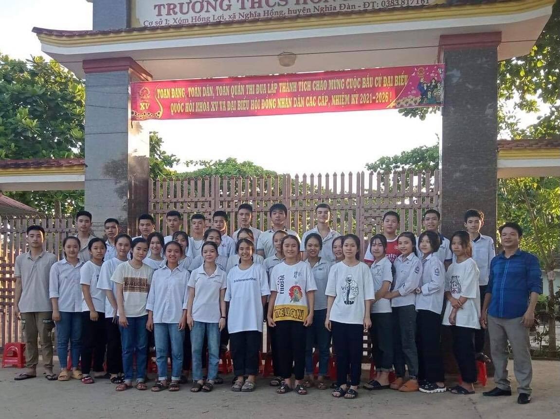 Thúy Nhi chụp cùng giáo viên chủ nhiệm và các bạn trong lớp