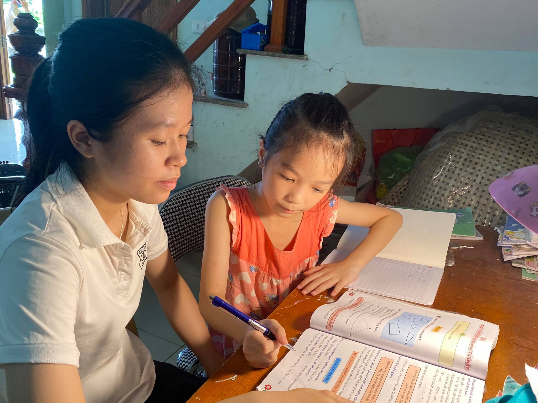 Thúy Nhi kèm em gái học tập giúp Bố mẹ