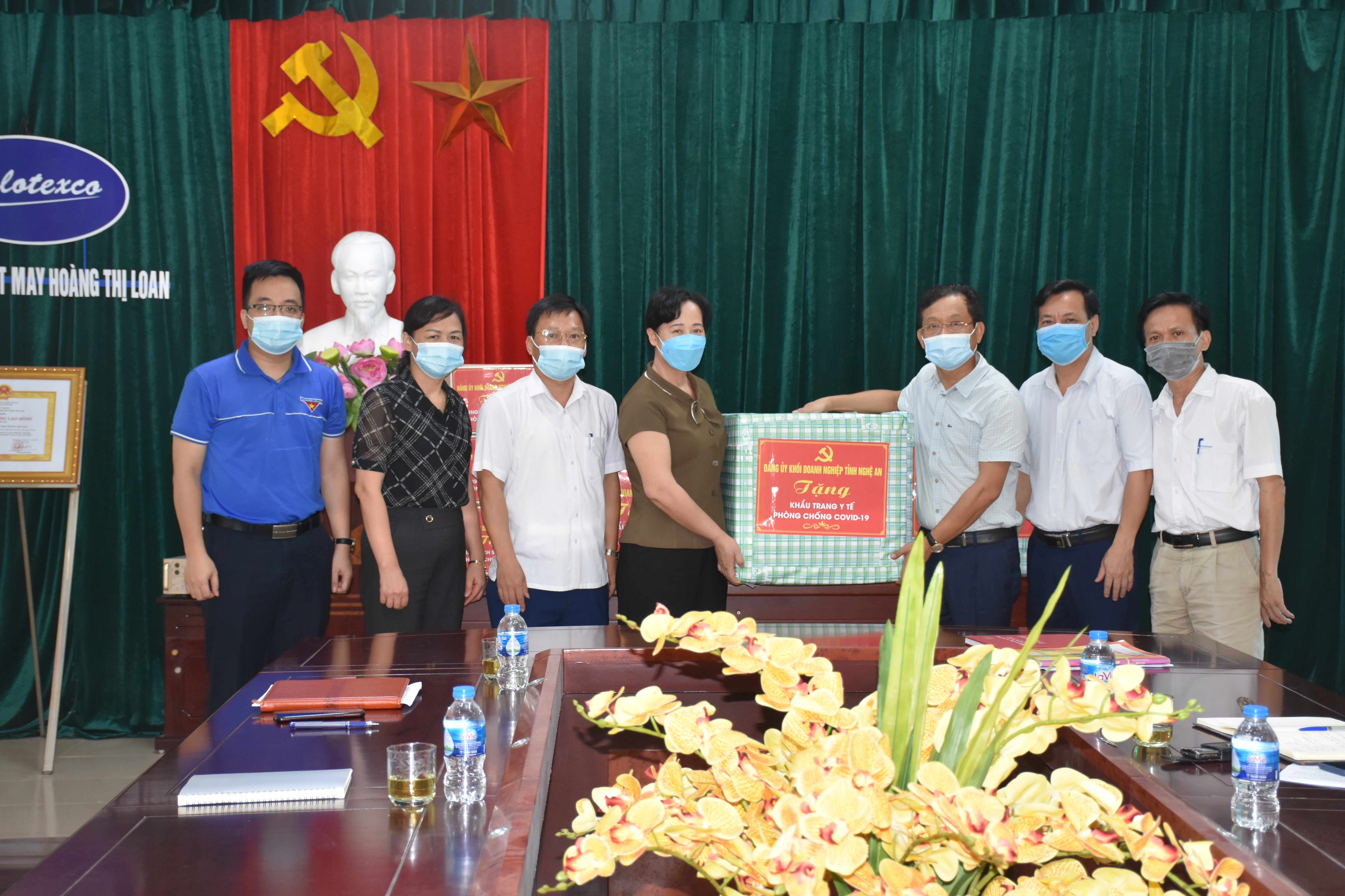 Đảng ủy Khối doanh nghiệp tặng khẩu trang y tế và nước sát khuẩn cho công ty CP Dệt may Hoàng Thị Loan