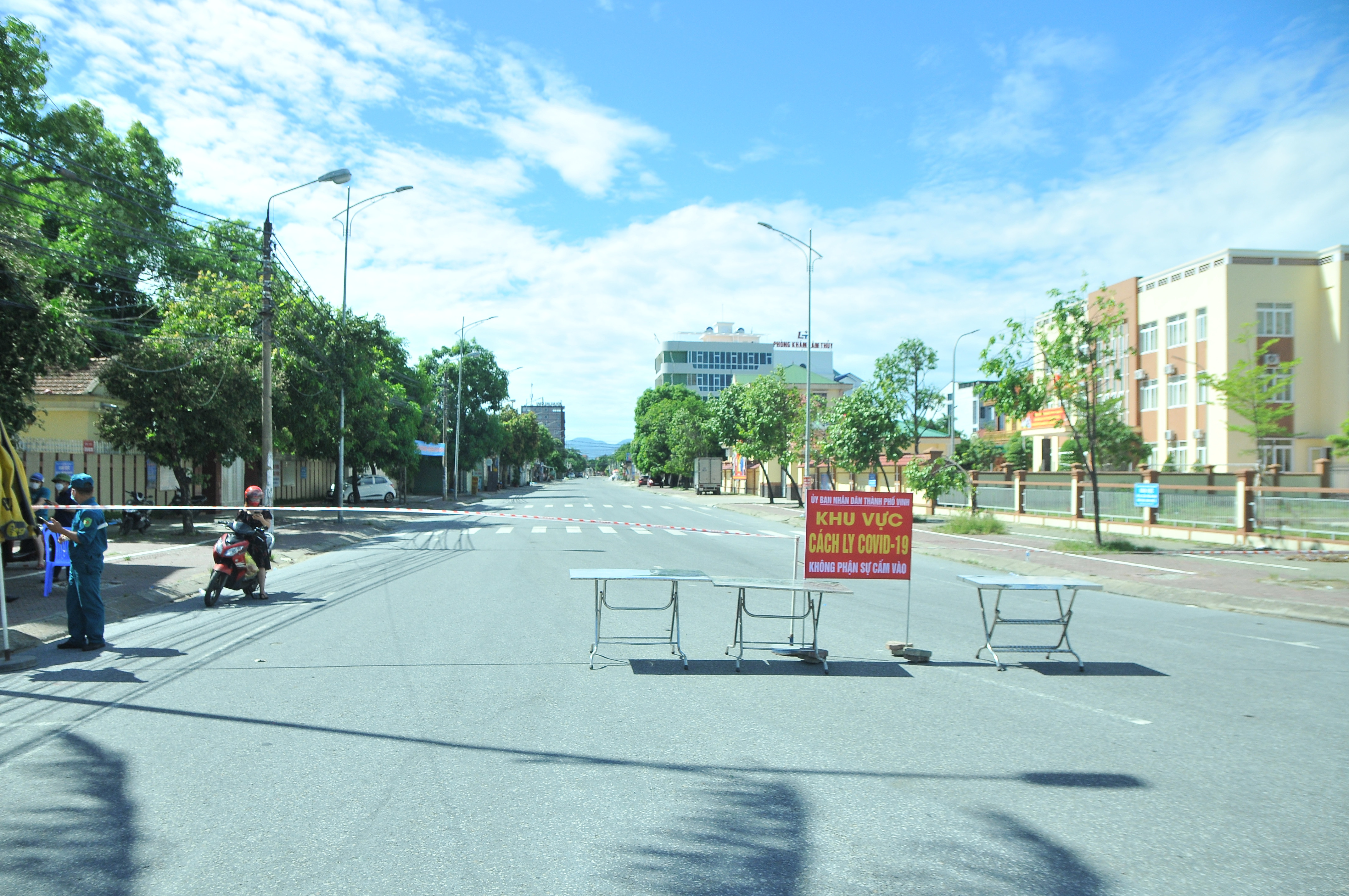 Chốt kiểm soát tại khu vực đầu đường Nguyễn Duy Trinh dẫn vào khu vực trung tâm hành chính của phường Hưng Dũng khá vắng vẻ. Ảnh: Tiến Đông