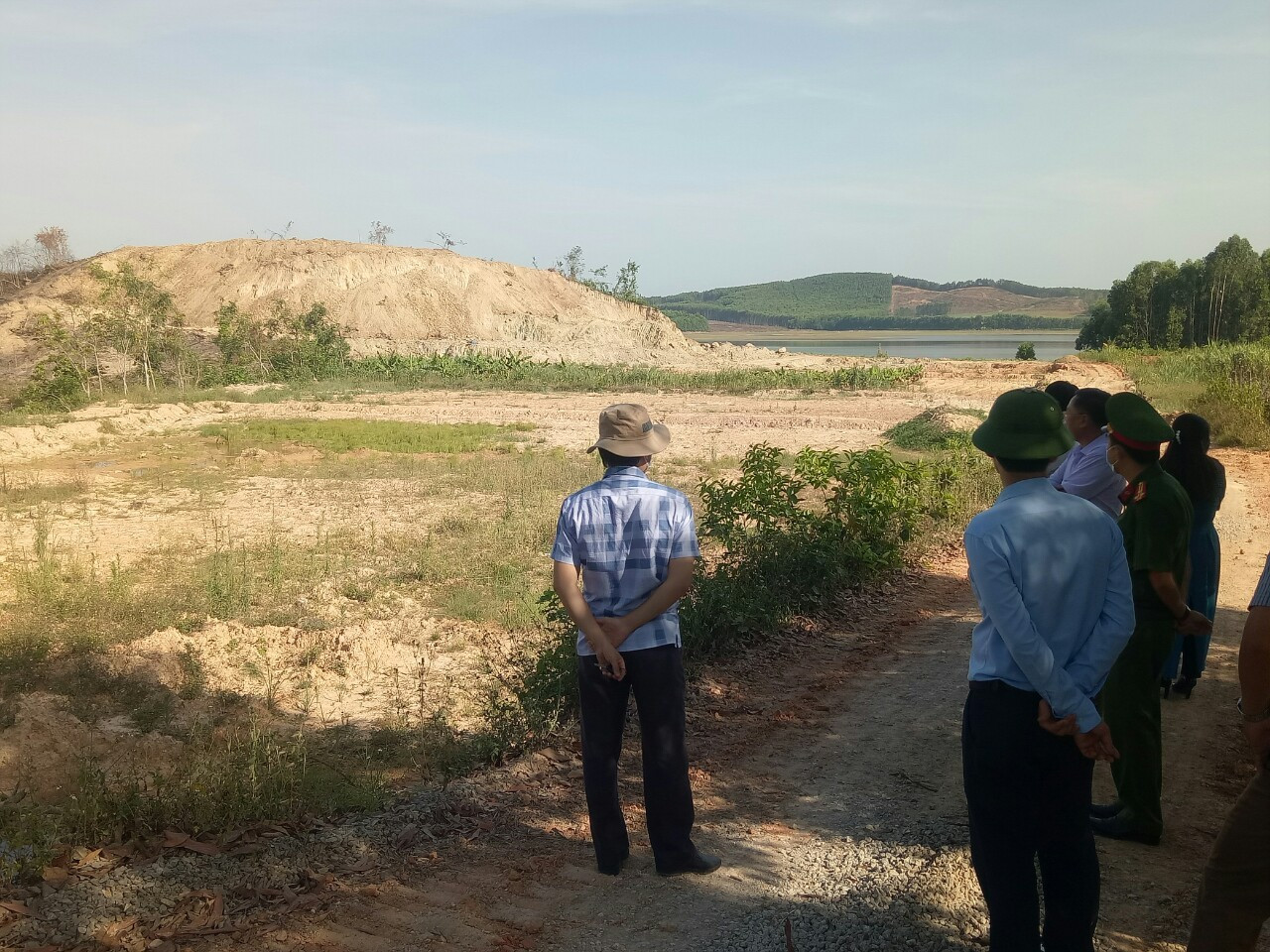 Cơ quan chức năng kiểm tra hiện trạng khai thác đất rừng tại xã Quỳnh Tân