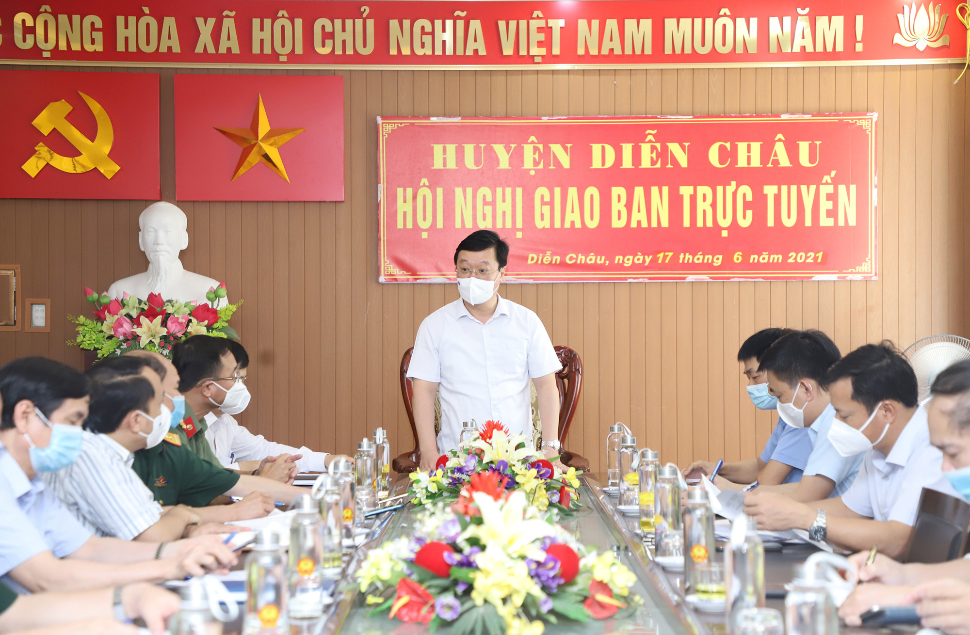 Chủ tịch UBND tỉnh Nguyễn Đức Trung chủ trì buổi làm việc với Ban chỉ đạo phòng, chống dịch của huyện Diễn Châu. Ảnh: Phạm Bằng
