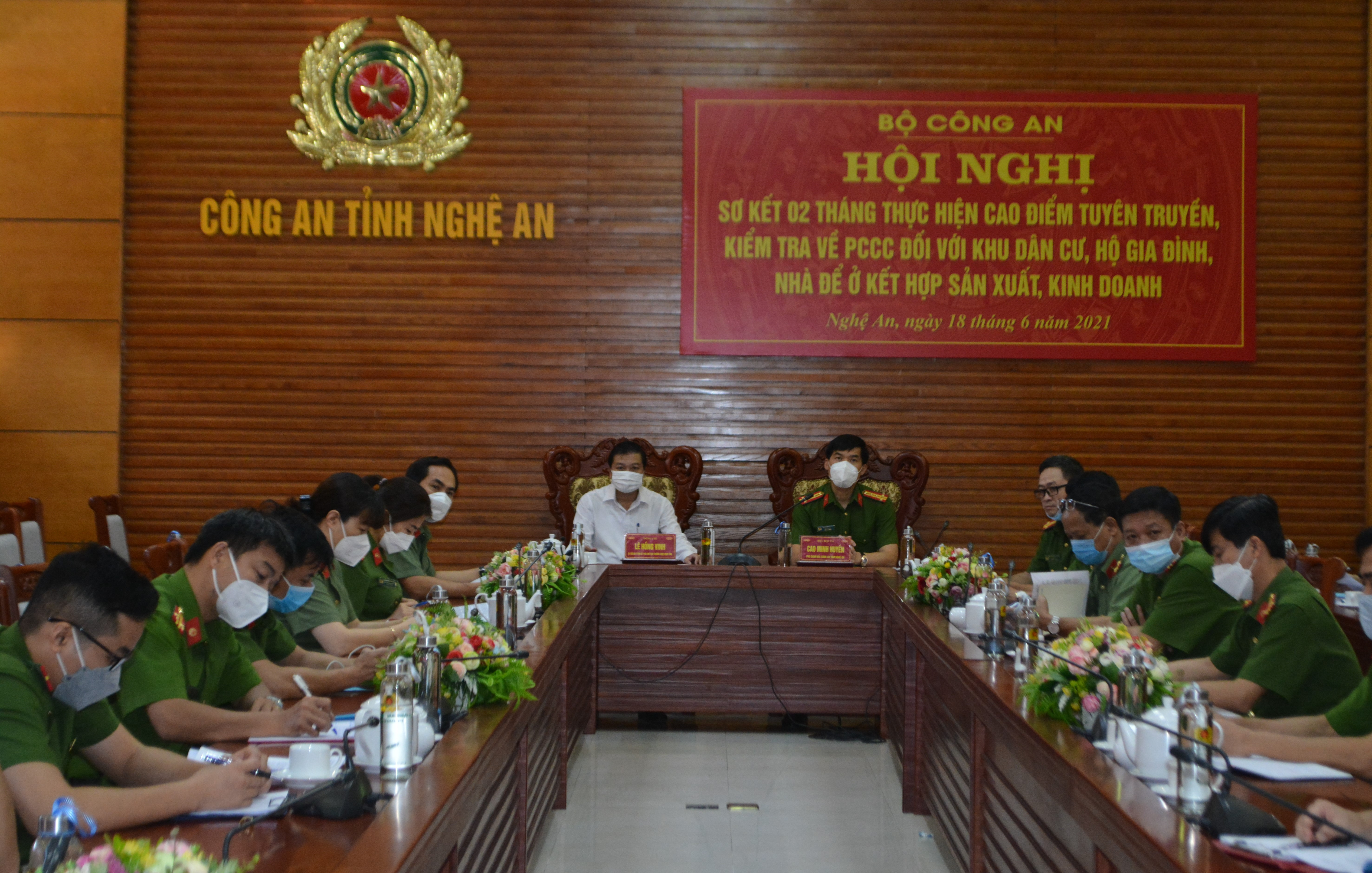Tại điểm cầu Nghệ An, đồng chí Lê Hồng Vinh, Phó Chủ tịch UBND tỉnh cùng Đại tá Cao Minh Huyền, Phó Giám đốc Công an tỉnh và đại diện một số phòng cùng tham dự.