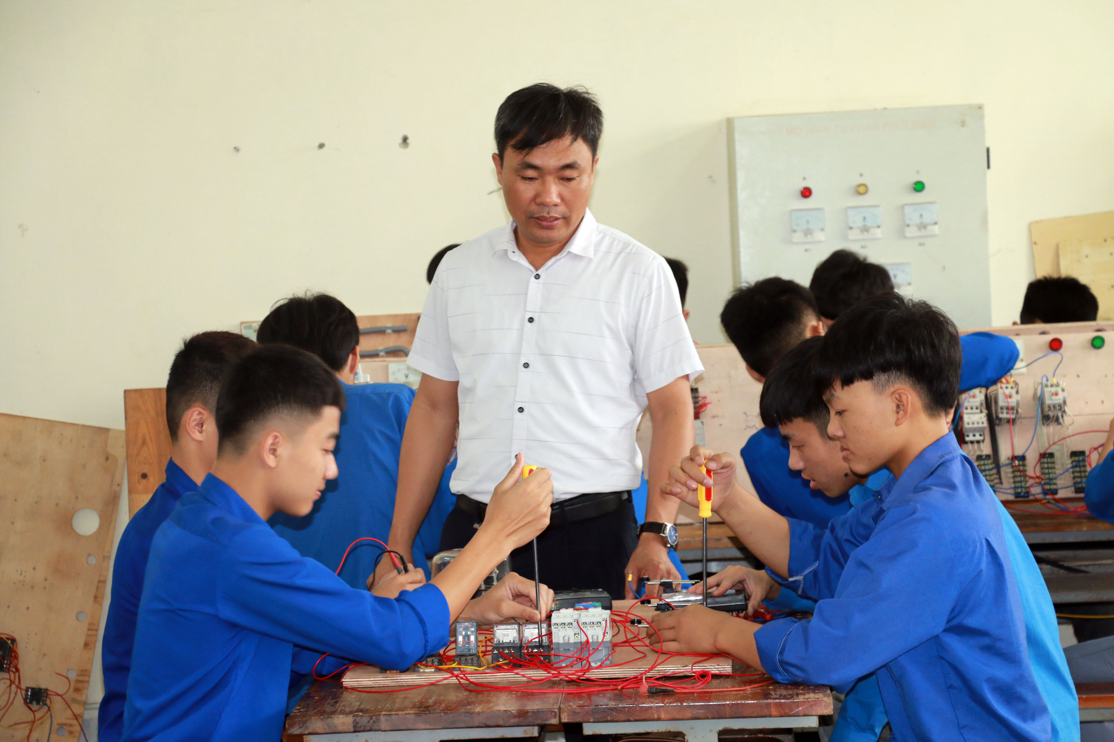 Đào tạo nghề cho học sinh tại Trường Trung cấp Kinh tế Kỹ thuật Hồng Lam. Ảnh: Mỹ Hà