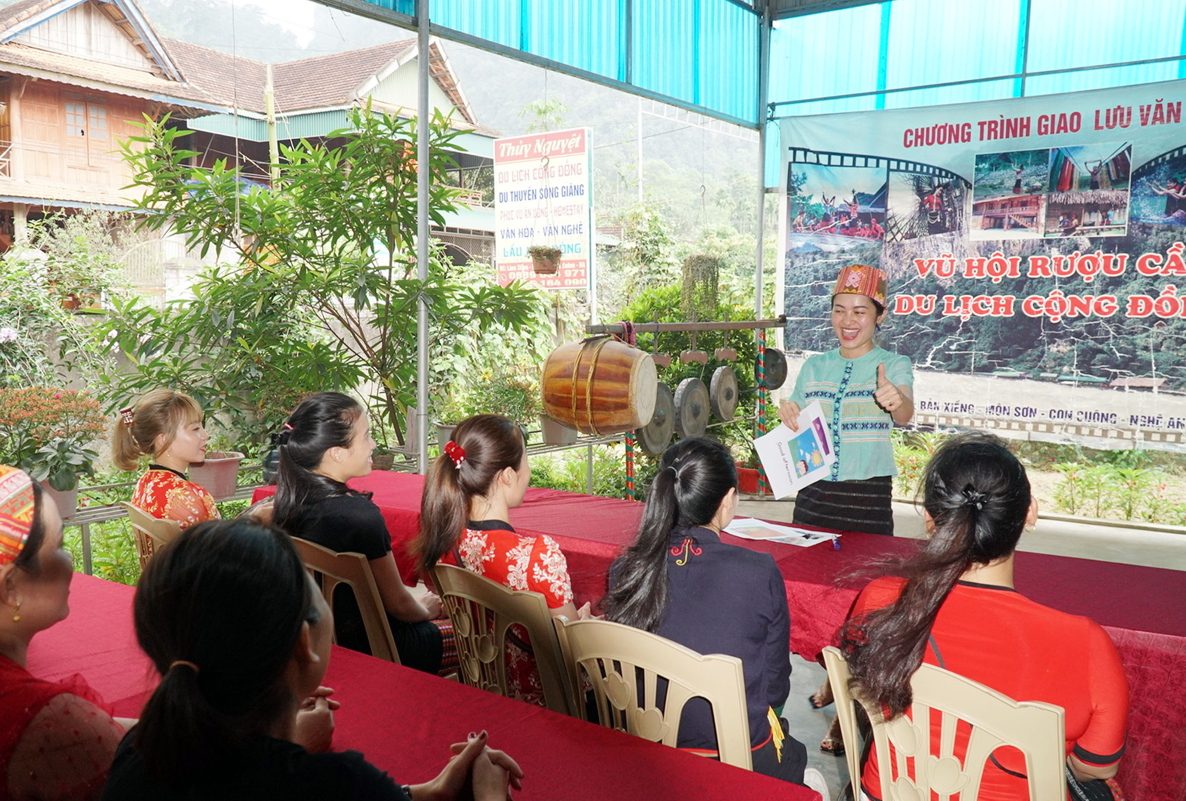 Lớp học Tiếng Anh cho người dân làm du lịch ở xã Môn Sơn, huyện Con Cuông. Ảnh: Mỹ Hà