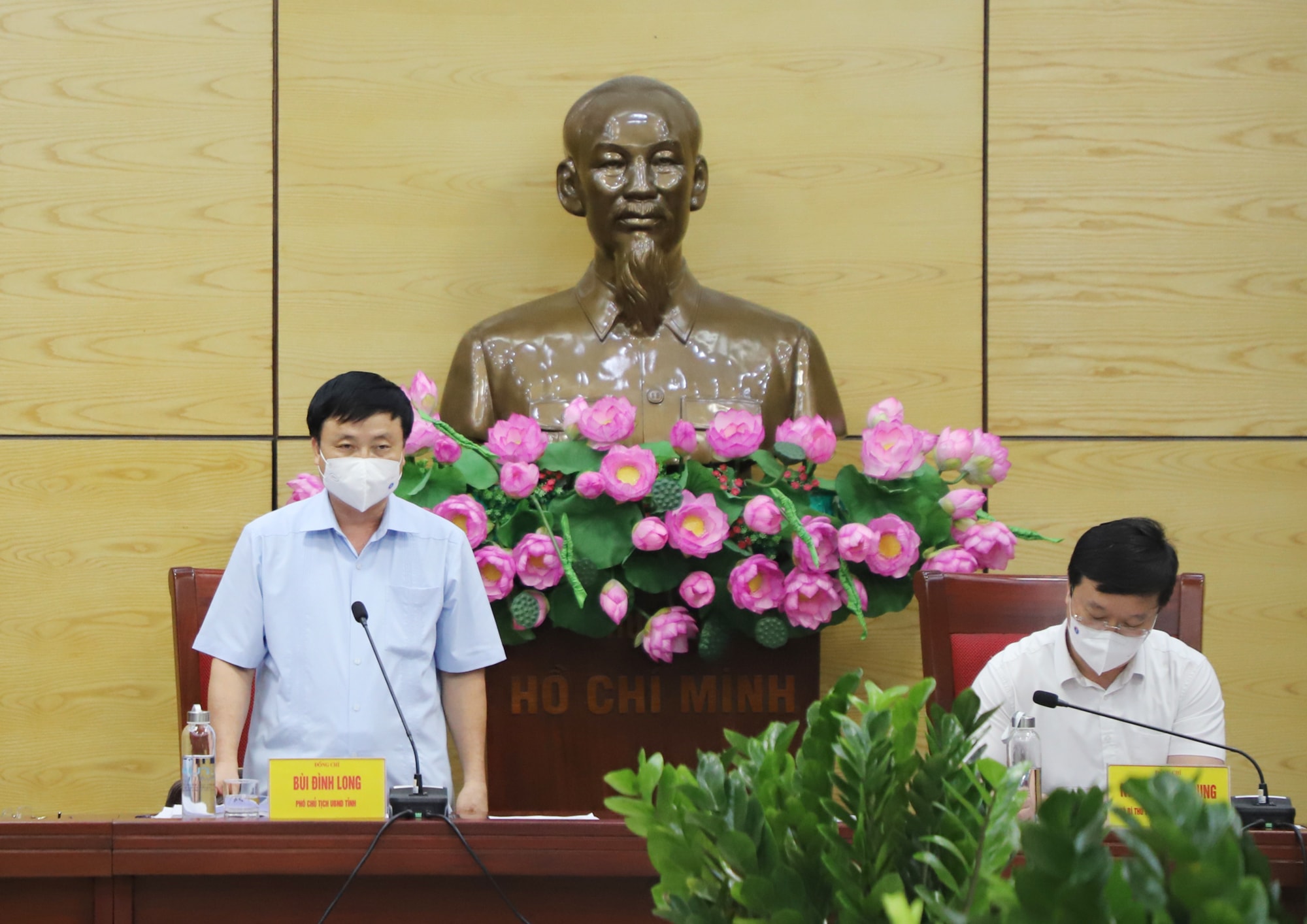 Phó Chủ tịch UBND tỉnh Bùi Đình Long phát biểu tại cuộc họp. Ảnh: Phạm Bằng