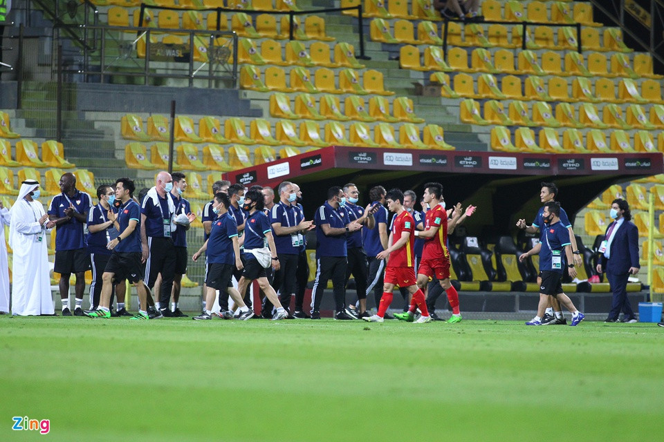 Đội tuyển UAE xếp hàng vỗ tay tán dương tuyển Việt Nam sau trận đối đầu đêm 15/6. Ảnh: Quang Thịnh.