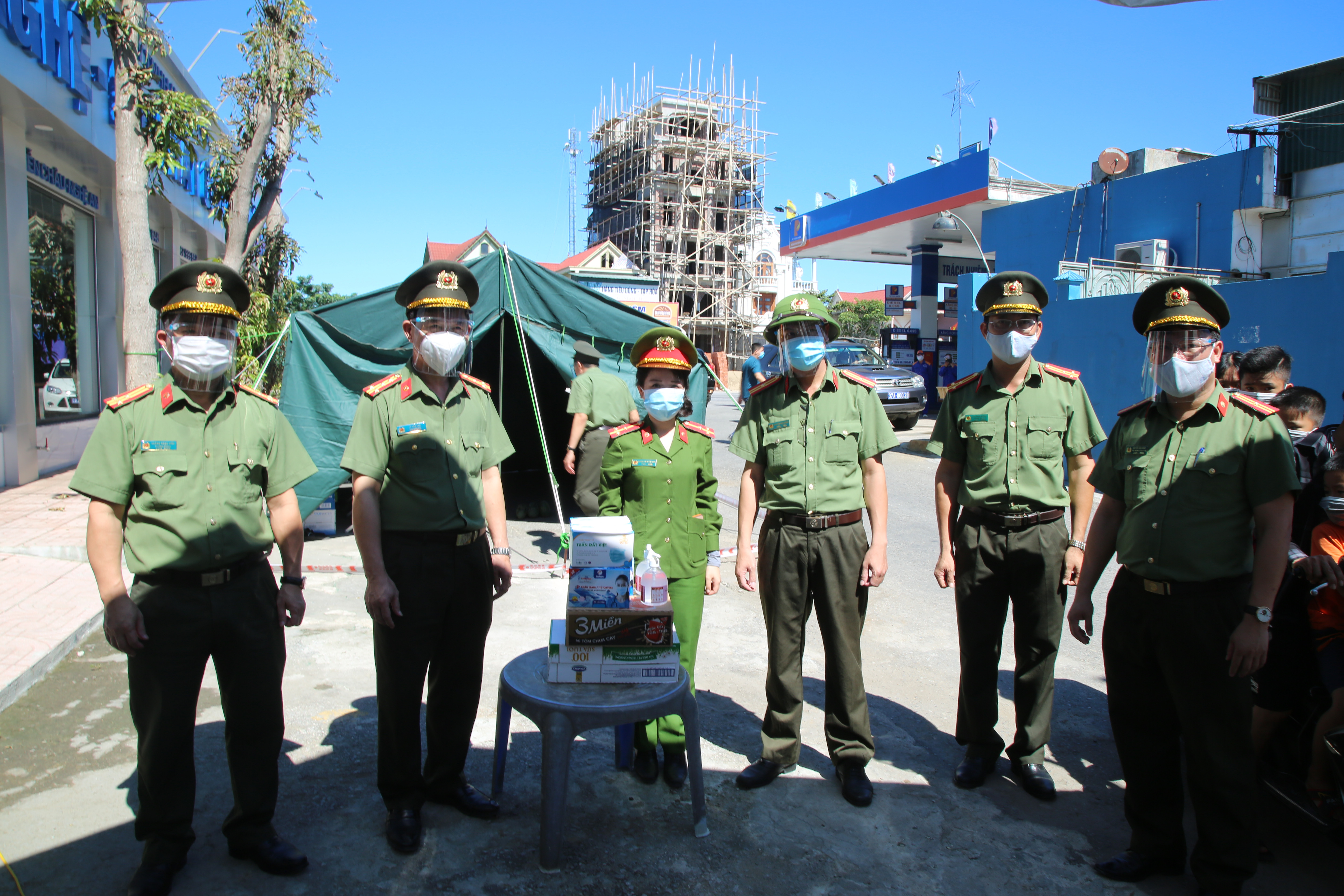 Đại tá Lê Văn Thái, PGĐ Công an tỉnh động viên cán bộ làm nhiệm vụ tại chốt cách ly xã Diễn Thịnh, huyện Diễn Châu