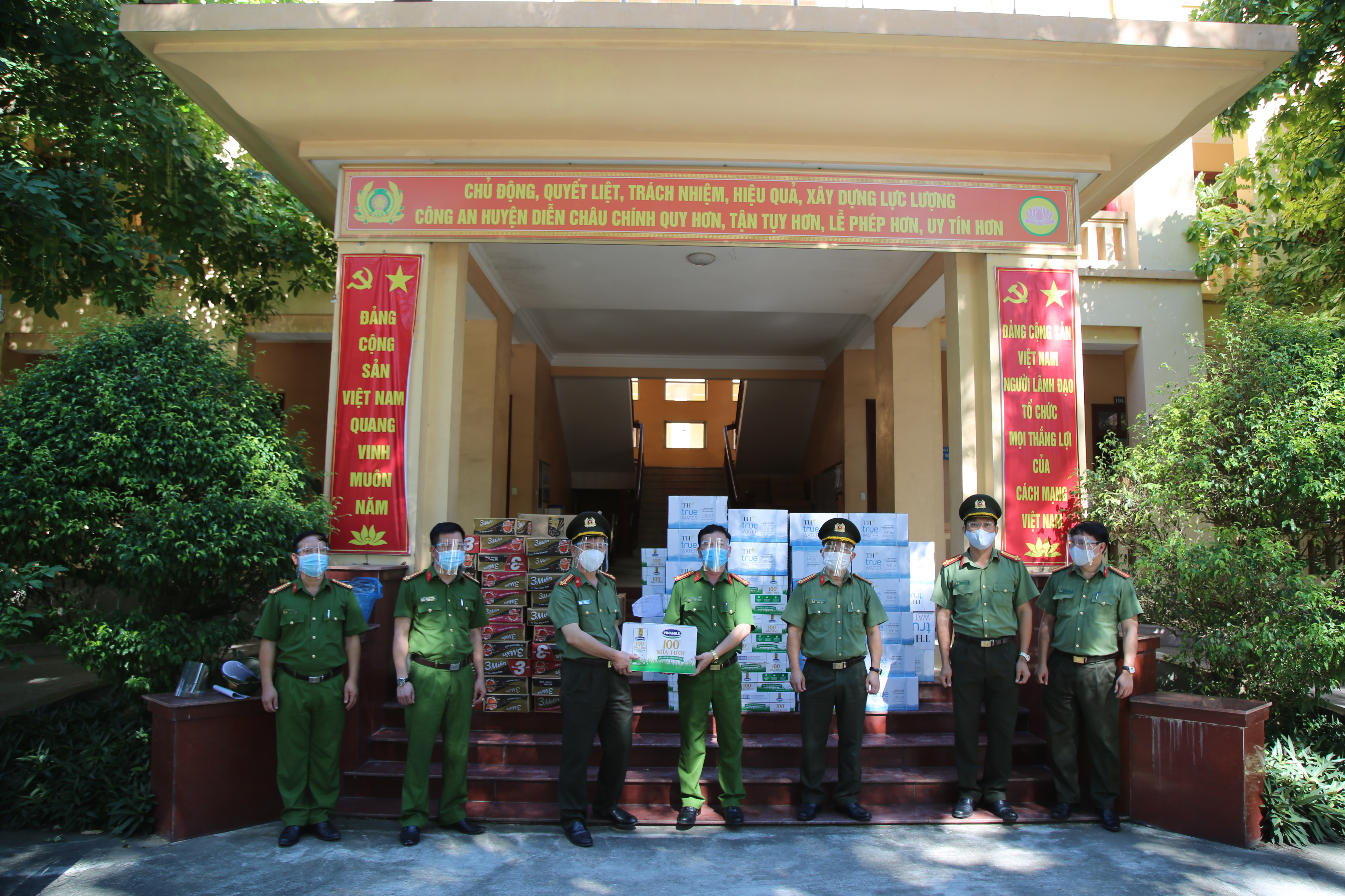 Công an tỉnh Nghệ An tặng quà gồm nước uống, thực phẩm cho lực lượng tại các chốt cách ly trên địa bàn huyện Diễn Châu