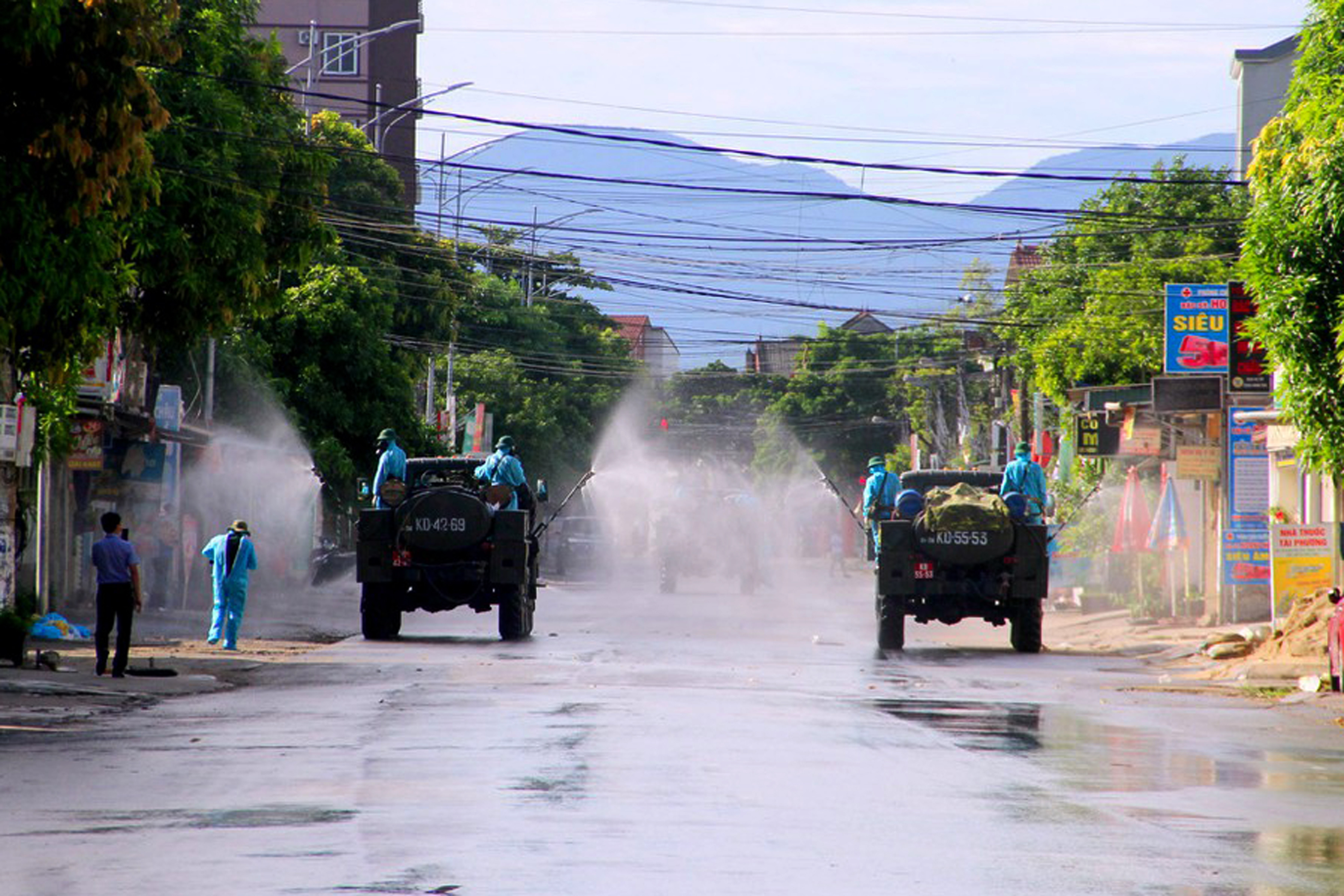 Lực lượng Bộ đội Quân khu 4 tiến hành tiêu độc, khử trùng tại phường Hưng Dũng, TP. Vinh