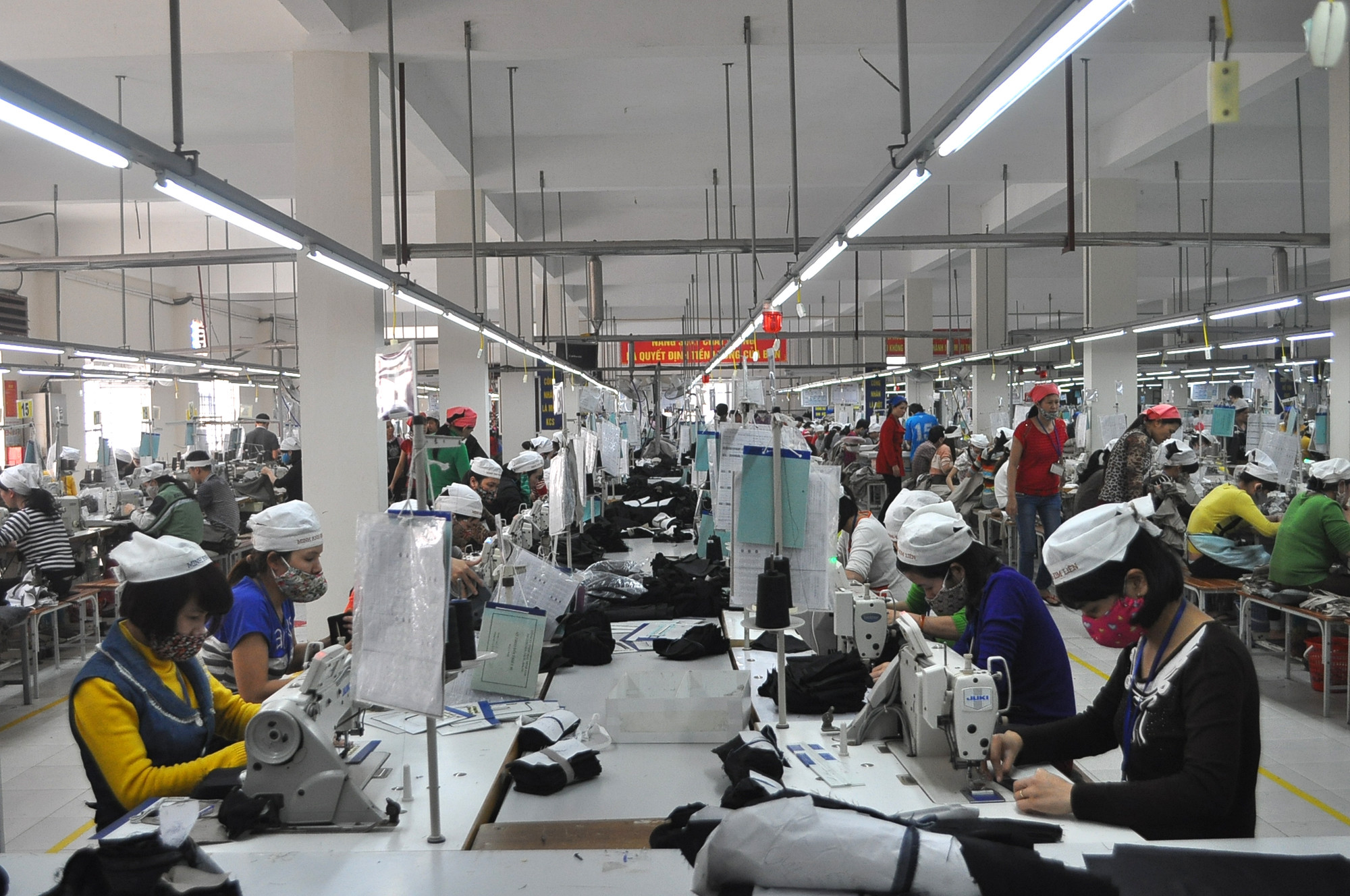 Công nhân tại Công ty may Minh Anh Kim Liên KCN Bắc Vinh đang làm việc. Ảnh: Nguyễn Hải